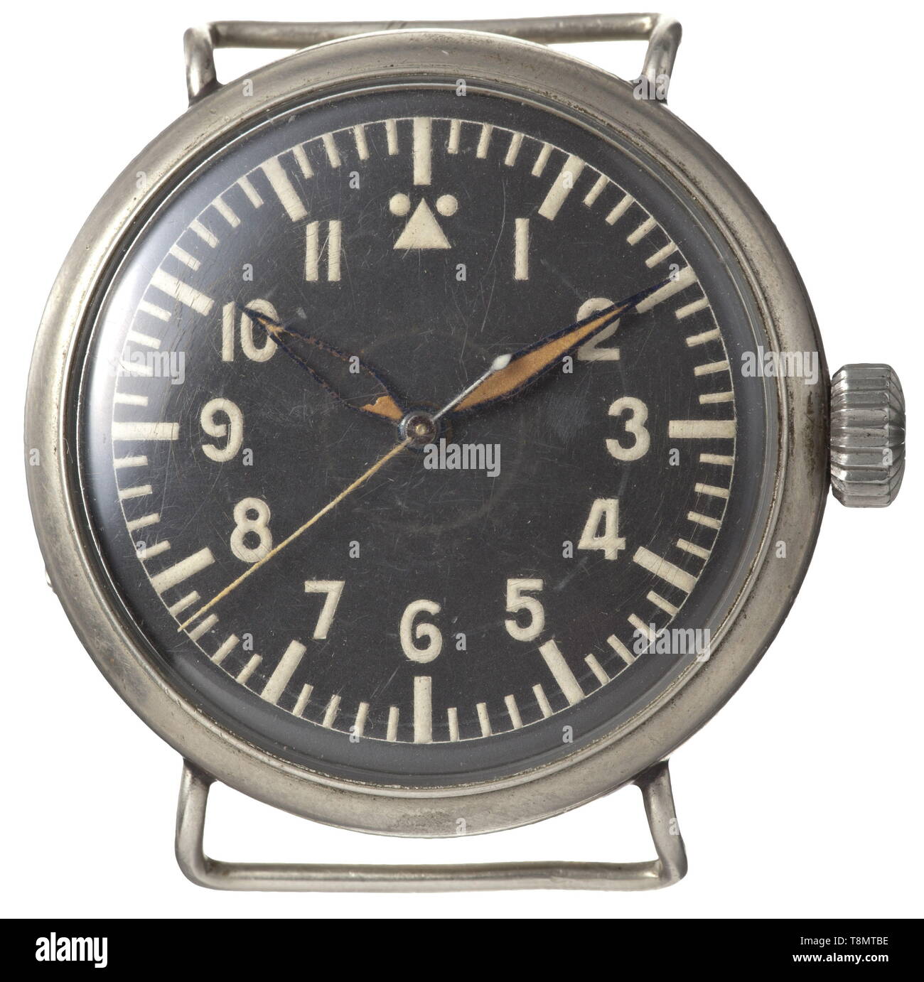 Un B-watch pour Reichs-Luftfahrtministerium (ministère de l'air) sans doute assemblé par Wempe. Face noire, les mains à fond lumineux. Couverture extérieure avec mentions légales 'RLM NAV. B.-UHR 0373'. Probablement le mécanisme par Minerva. Watch démarre mais s'arrête après quelques secondes. L'un des premiers B-watches livré à l'Reichs-Luftfahrtministerium avec une très faible numéro de série. Directement à partir de la possession privée, voir également beaucoup no 6416, 6421 et 7137 de la succession de la même pilote et observateur. Lieux historiques, historiques, de la Force aérienne, de la direction générale du service, les branches de service, serv, armés seulement de Editorial-Use Banque D'Images