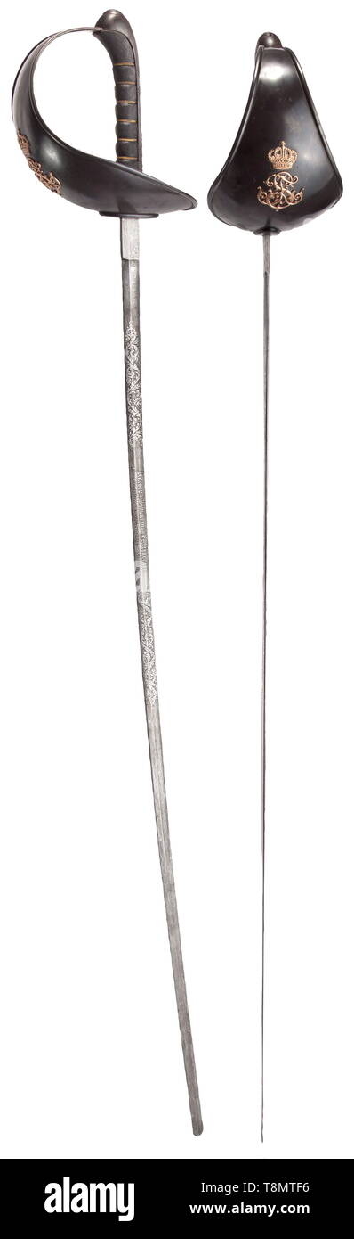 L'archiduc François-Salvator de Austria-Tuscany (1866 - 1939) - prix d'honneur pour le Jubilé de diamant de l'empereur 1908 TOURNOI TOURNOI Escrime deux sabres avec lames en acier Damas légèrement courbé, les deux pales décoré sur une face avec l'inscription gravée (tr.) 'L'Empereur Tournoi d'escrime du Jubilé de diamant pour Haute-Autriche et Salzbourg. Linz 1908.', à l'arrière la signature du fournisseur de Stanislas Striberny à Vienne. Panier poignée en acier bruni, l'extérieur avec le rouge appliqué monogramme doré 'FS' surmonté d'une couronne, rayon noir , Additional-Rights Clearance-Info-Not-Available- Banque D'Images