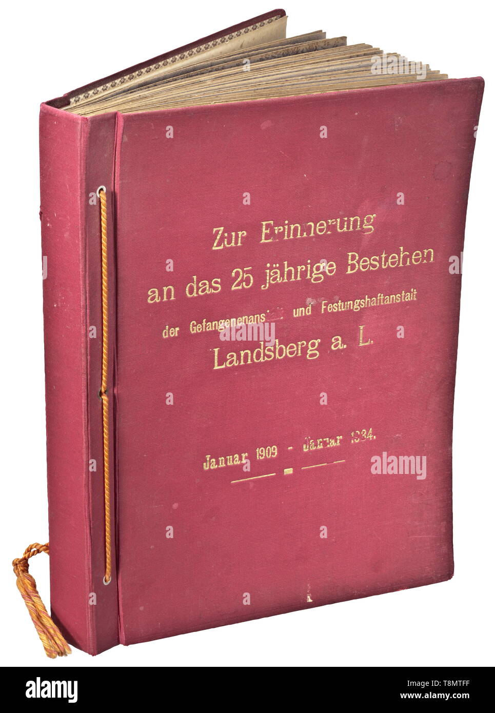 Un album intitulé "Zur Erinnerung un das 25-jährige, Gefangenenanstalt Festungshaftanstalt und der Landsberg a. 1909 - 1934 L.' (tr. Pour commémorer le 25e anniversaire de la forteresse de Landsberg et Prison - Centre de détention 1909 1934) Un album grand format (dimensions 25,5 x 35 x 3,5 cm) avec des lettres en relief et un couvercle rouge, contenant 91 photographies principalement la mesure 12,5 x 17,5 cm. Vues aériennes de Landsberg, et une vue sur l'extérieur de la prison, Leybold Oberregierungsrat, le conseil d'administration, les agents correctionnels, le potager, quatre photos de , Editorial-Use-seulement Banque D'Images