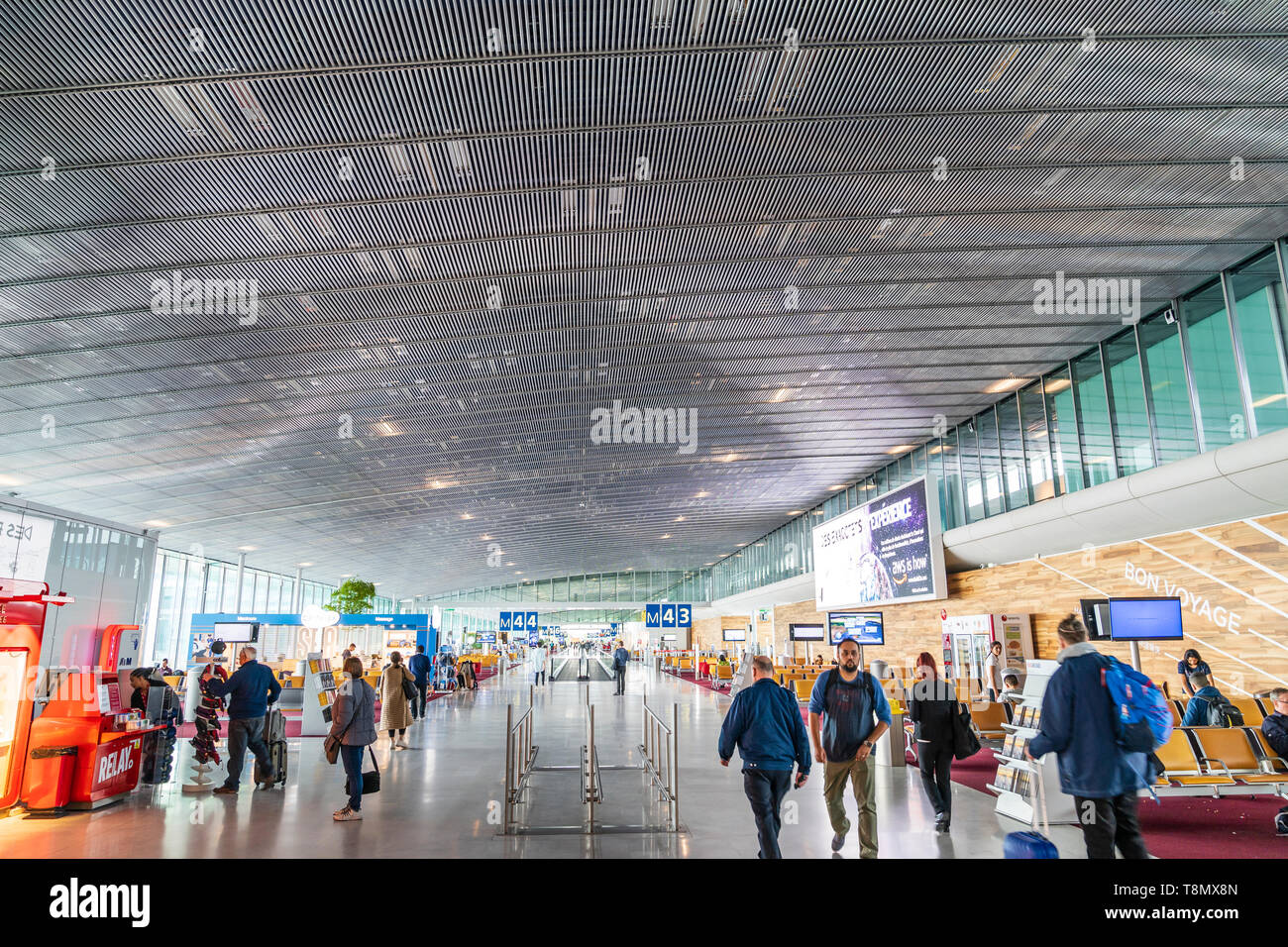 L'aéroport Charles De Gaulle, Paris, France. Intérieur du Terminal 2E bâtiment. Internatiional de départ. 43 portes d'embarquement 50 Zone d'attente. Banque D'Images