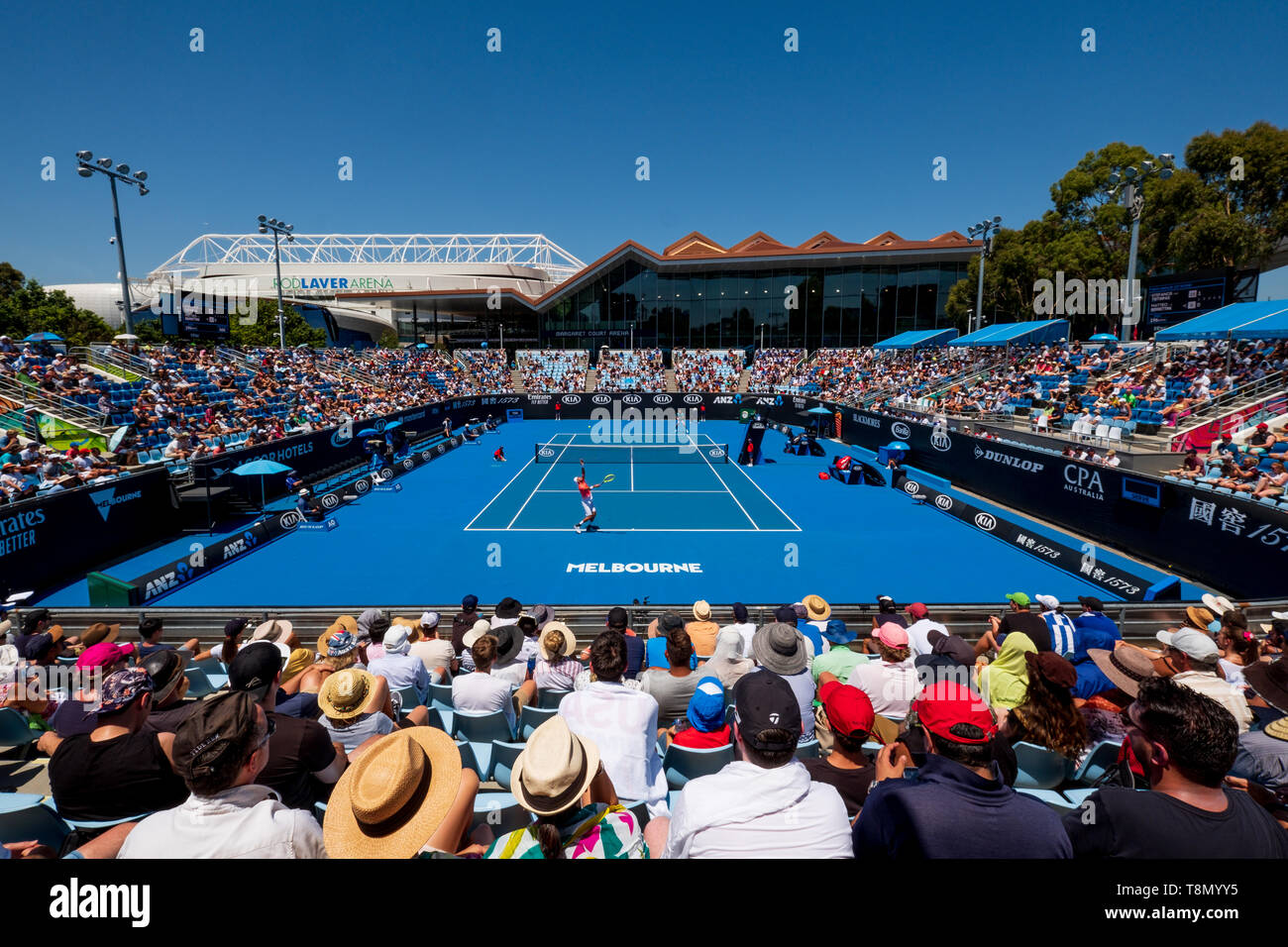 Fans assistant à un match de tennis au cours de l'Open d'Australie sur la cour en plein air 3 avec Rod Laver Arena et Margaret Court Arena dans l'arrière-plan. Banque D'Images