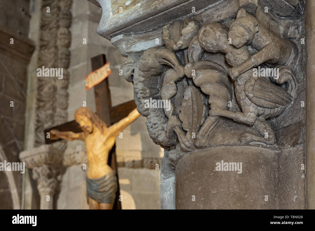 Capitales avec des figures fantastiques dans l'église de San Giovanni Battista, Matera, Basilicate, Italie, Europe Banque D'Images