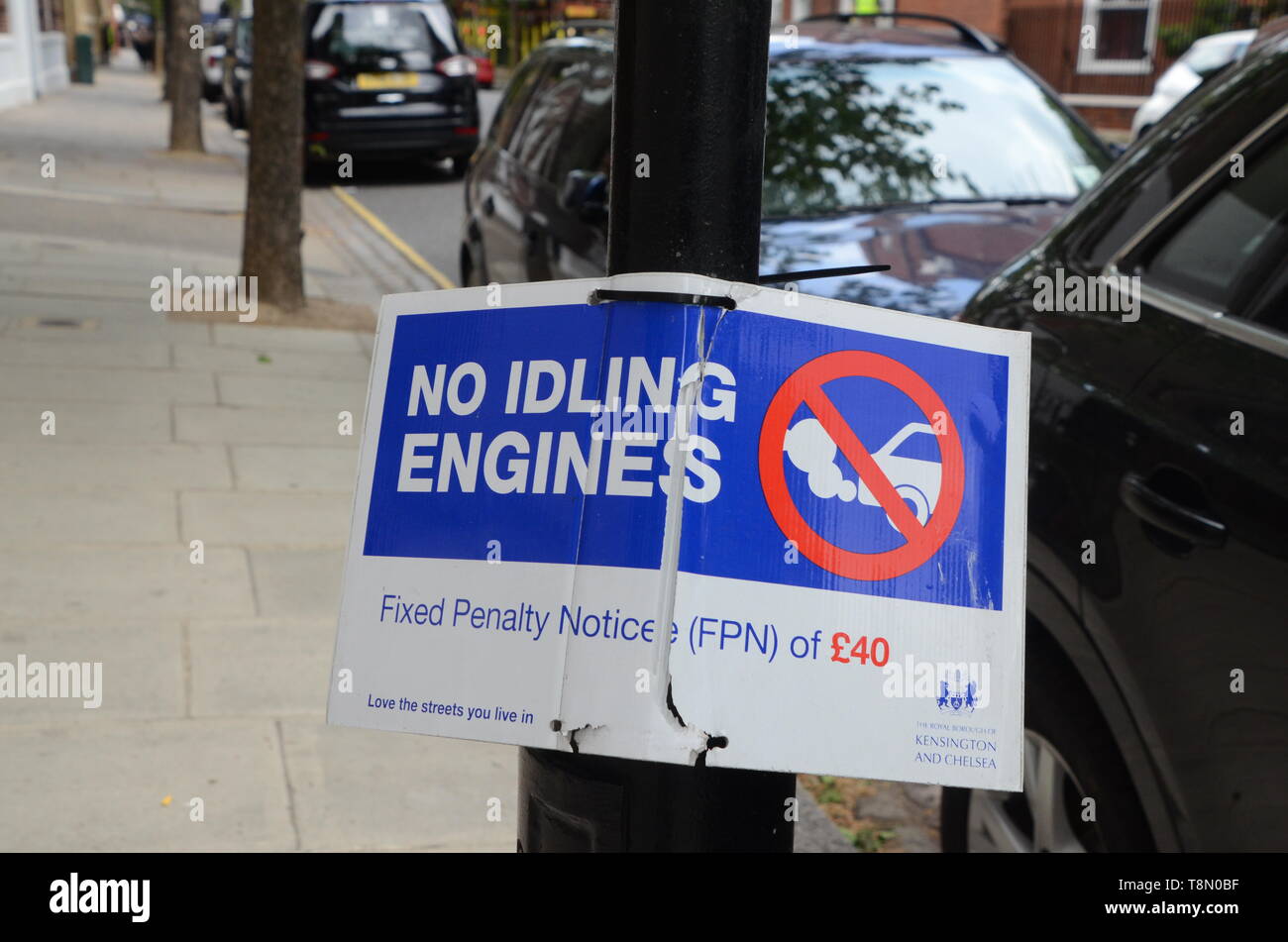 Avertissement un signe aux automobilistes de ne pas s'asseoir avec les moteurs au ralenti ou ils risquent une amende de 40 € de la part du conseil dans London England UK Banque D'Images