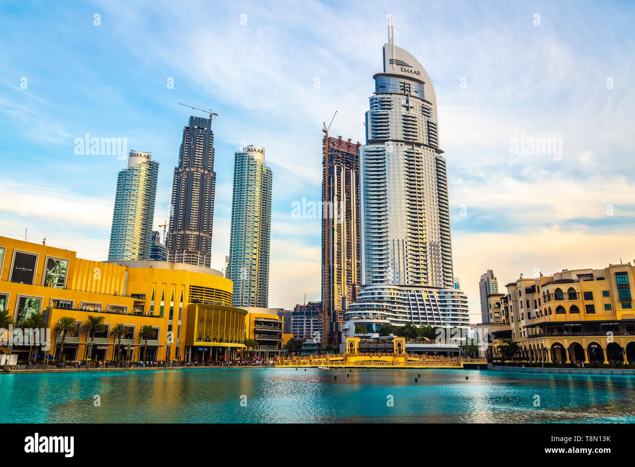 Dubaï, Émirats arabes unis - 28 novembre 2018 : Centre de Dubaï district. Vue sur le chant des fontaines. Banque D'Images