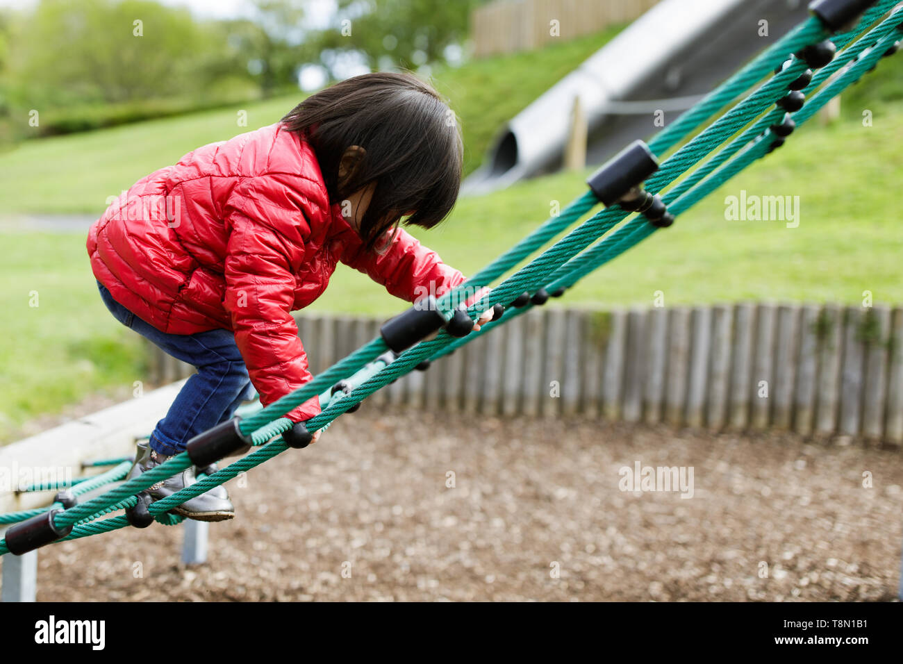 Bebe Fille Jouer Au Jeux Exterieur Photo Stock Alamy