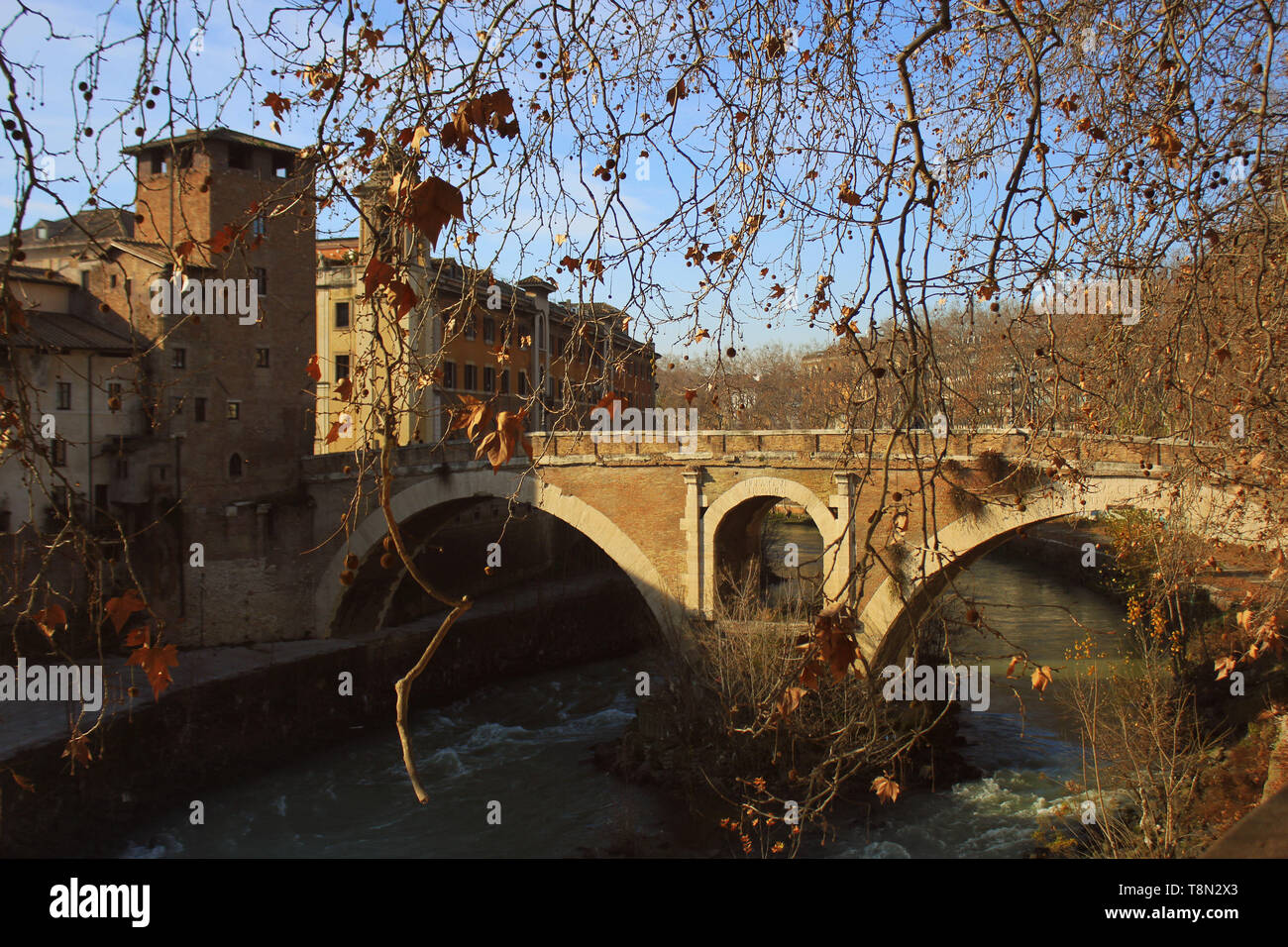 L'île Tibérine (Isola Tiberina) sur le Tibre à Rome, Italie à l'automne Banque D'Images