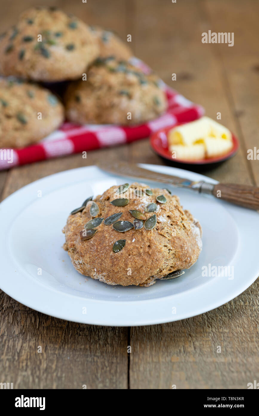 Des petits pains fraîchement cuits au four de soude et le beurre. Banque D'Images