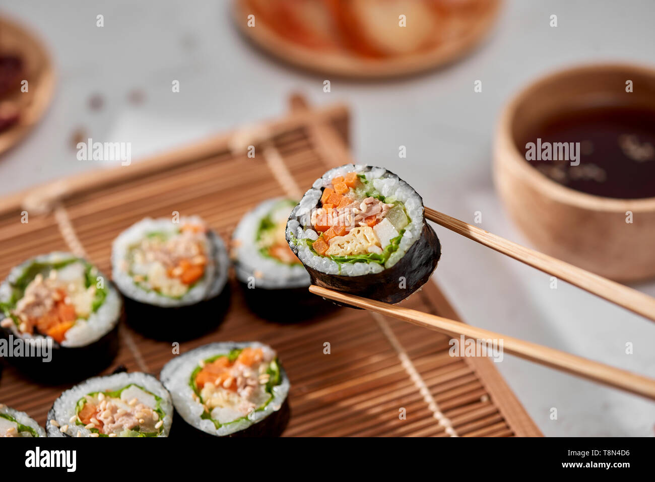 Kimbob Gimbap coréen(rouleau) fait à partir de riz blanc vapeur (BAP) et divers autres ingrédients Banque D'Images