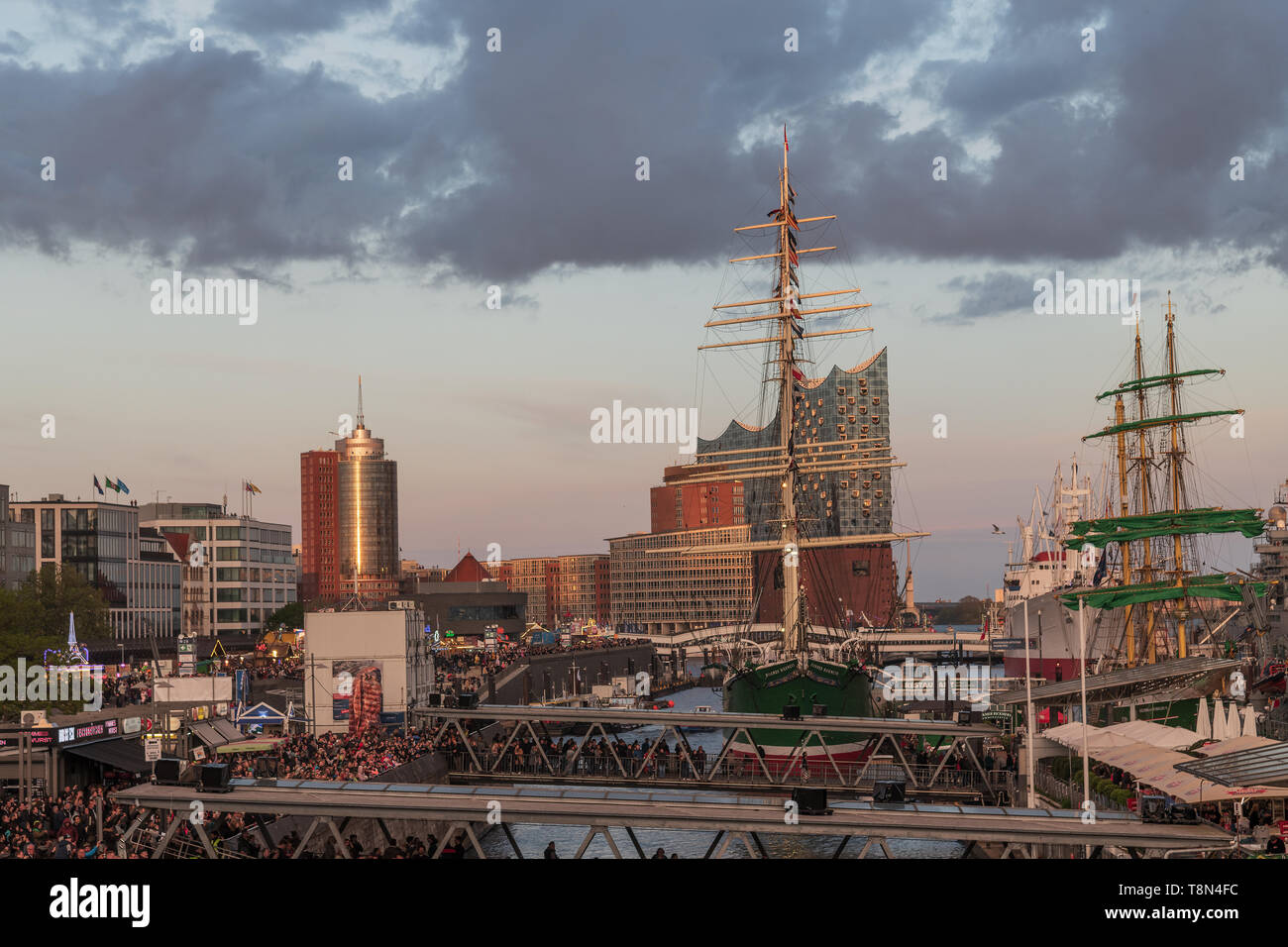 Der Blick vom Blockbräu zur Elbphilharmonie beim Hamburger Hafengeburtstag Banque D'Images