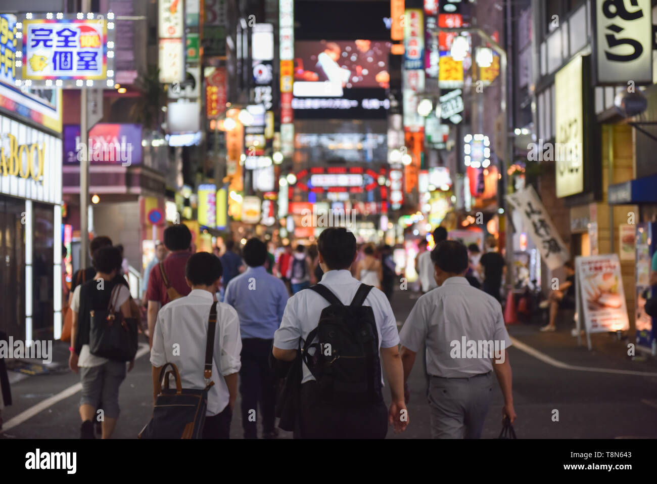Vue de nuit dans le quartier Kabukicho, Shinjuku, Tokyo, Japon. Banque D'Images