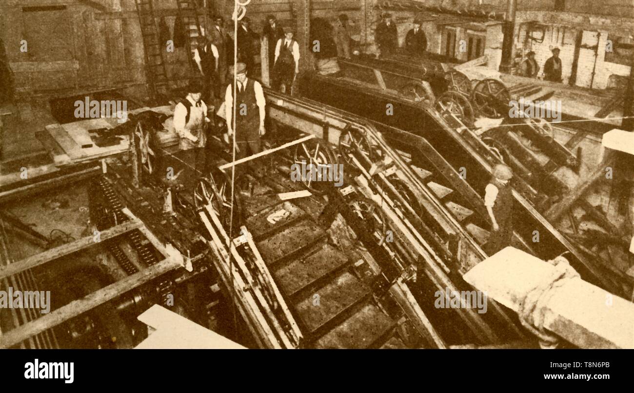 "La construction d'escaliers mécaniques à la Banque, Londres', c1930. Créateur : Inconnu. Banque D'Images