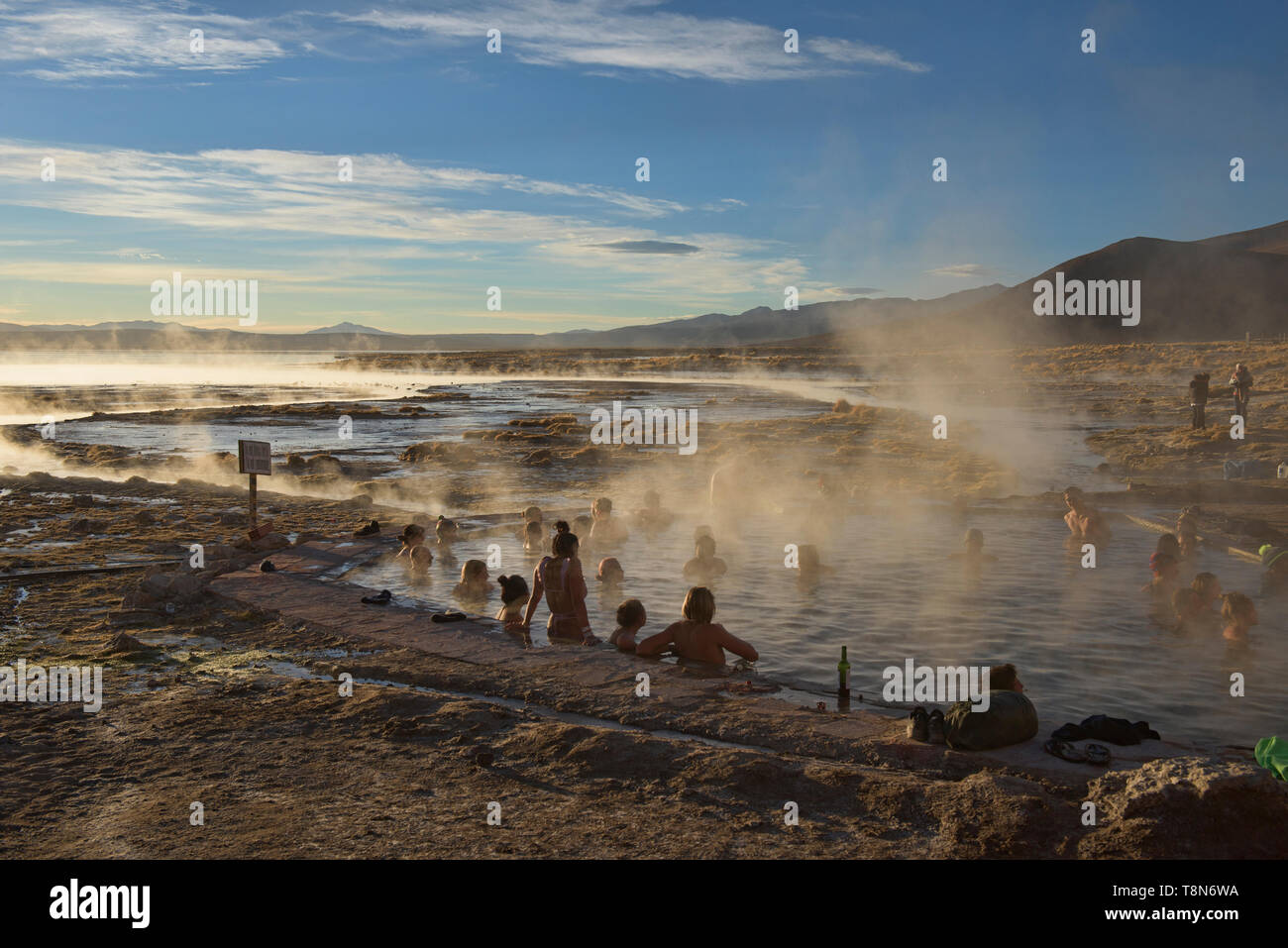 Profitant de l'Aguas termales de Polques Hot Springs à l'aube, Salar de Uyuni, Bolivie Banque D'Images