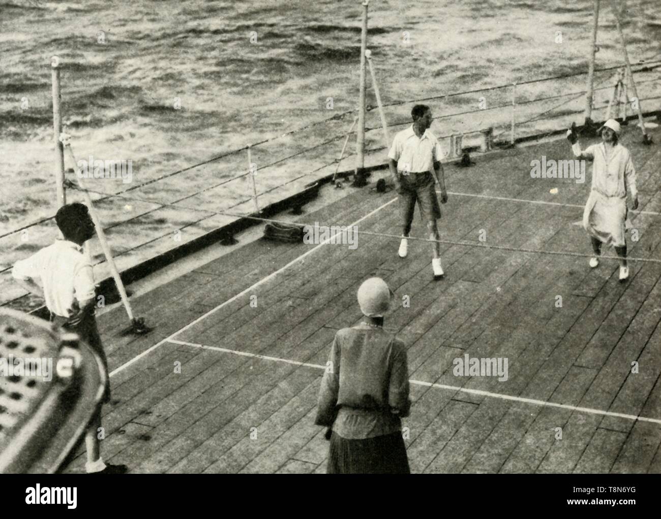 "Leurs Majestés, dans un jeu de Deck Quoits sur le pont du navire de sa Renommée '1927',', 1937. Créateur : Inconnu. Banque D'Images