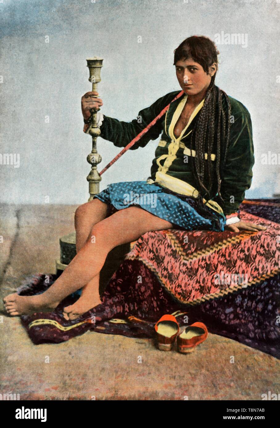 'Persane Fumant Le Kalgan', (Persian woman smoking en Kalgan), 1900. Créateur : Inconnu. Banque D'Images