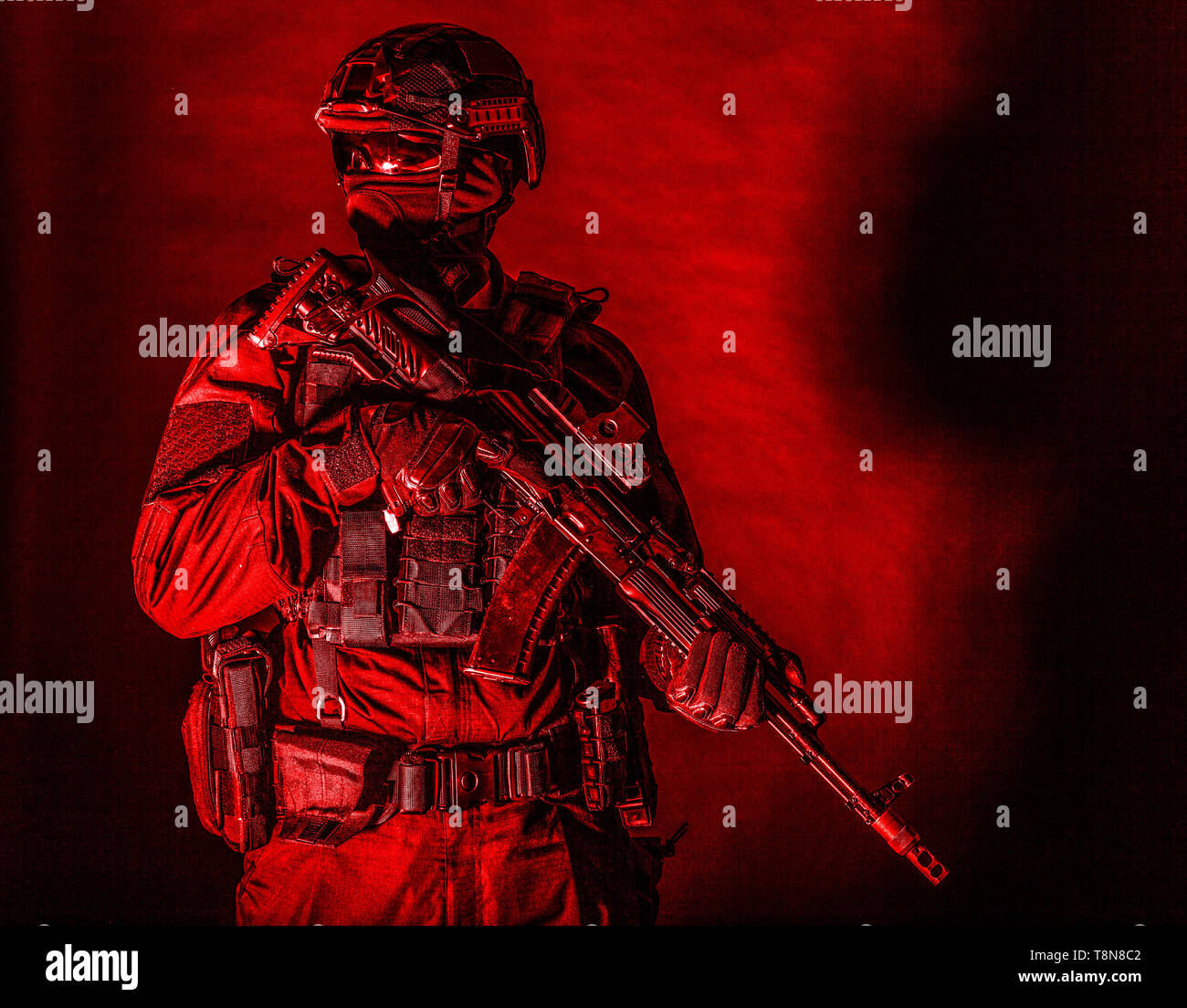 Soldat des forces d'élite équipée portrait low key Banque D'Images