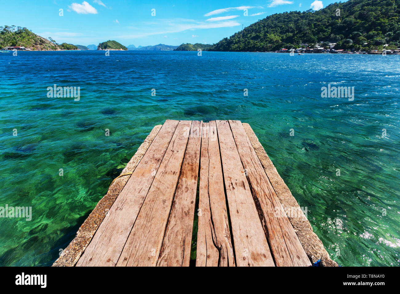 Incroyable vue panoramique sur la baie de la mer et la montagne, îles Palawan, Philippines Banque D'Images