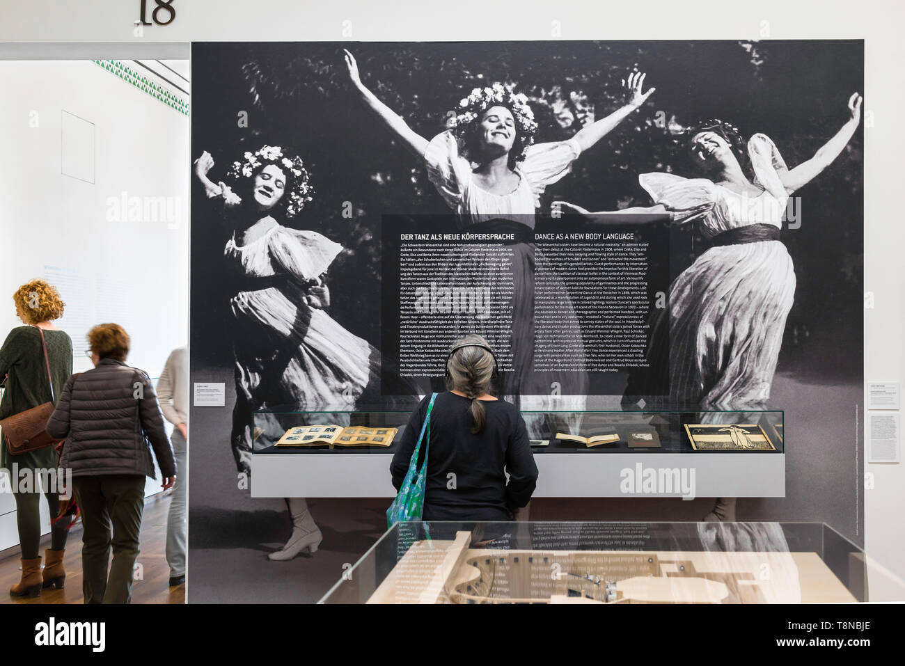 Des femmes heureuses, vue d'une grande image photographique vintage de trois danseuses joyeuses dans une exposition d'art de la sécession au Musée Léopold, Vienne Banque D'Images