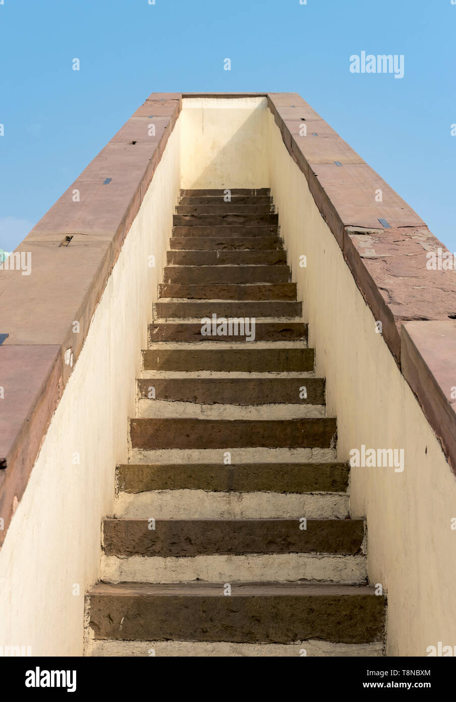 Deergha Samrat Yantra instrument à Jantar Mantar - Man Singh Observatoire, Varanasi, Inde Banque D'Images