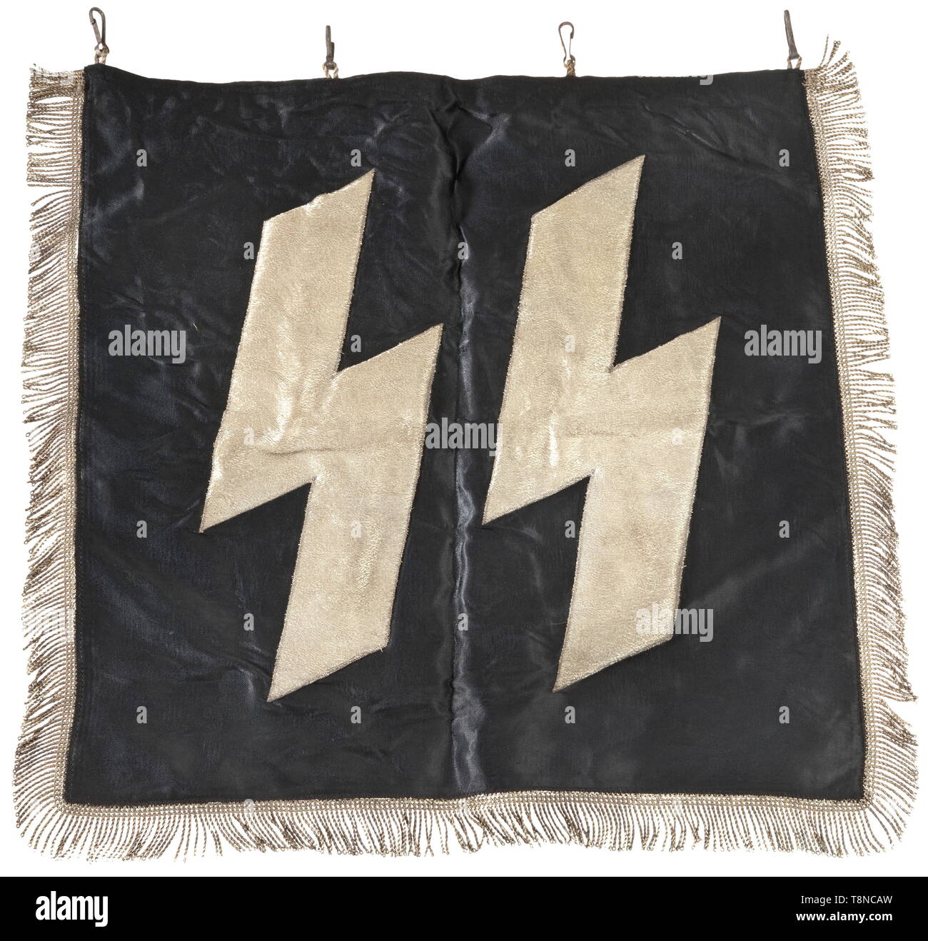 Un cri d'étendard de la Waffen-SS en soie noire, avec de l'argent faites des runes tresse aluminium plaqué argent, brodé sur les deux côtés, et de l'argent, franges sur le côté des frontières. Dimensions 50 x 50 cm., historique, historique du 20e siècle, années 1930, années 1940, Waffen-SS, division de l'armée des SS, un service armé, forces armées, NS, le National-socialisme, le Nazisme, Troisième Reich, l'Empire allemand, l'Allemagne, militaire, militaria, ustensile, pièce de l'équipement, les ustensiles, objet, objets, alambics, clipping, coupures, cut out, cut-out, cut-outs, fascisme, National-socialiste, fasciste, nazi, période nazie, Editorial-Use-seulement Banque D'Images
