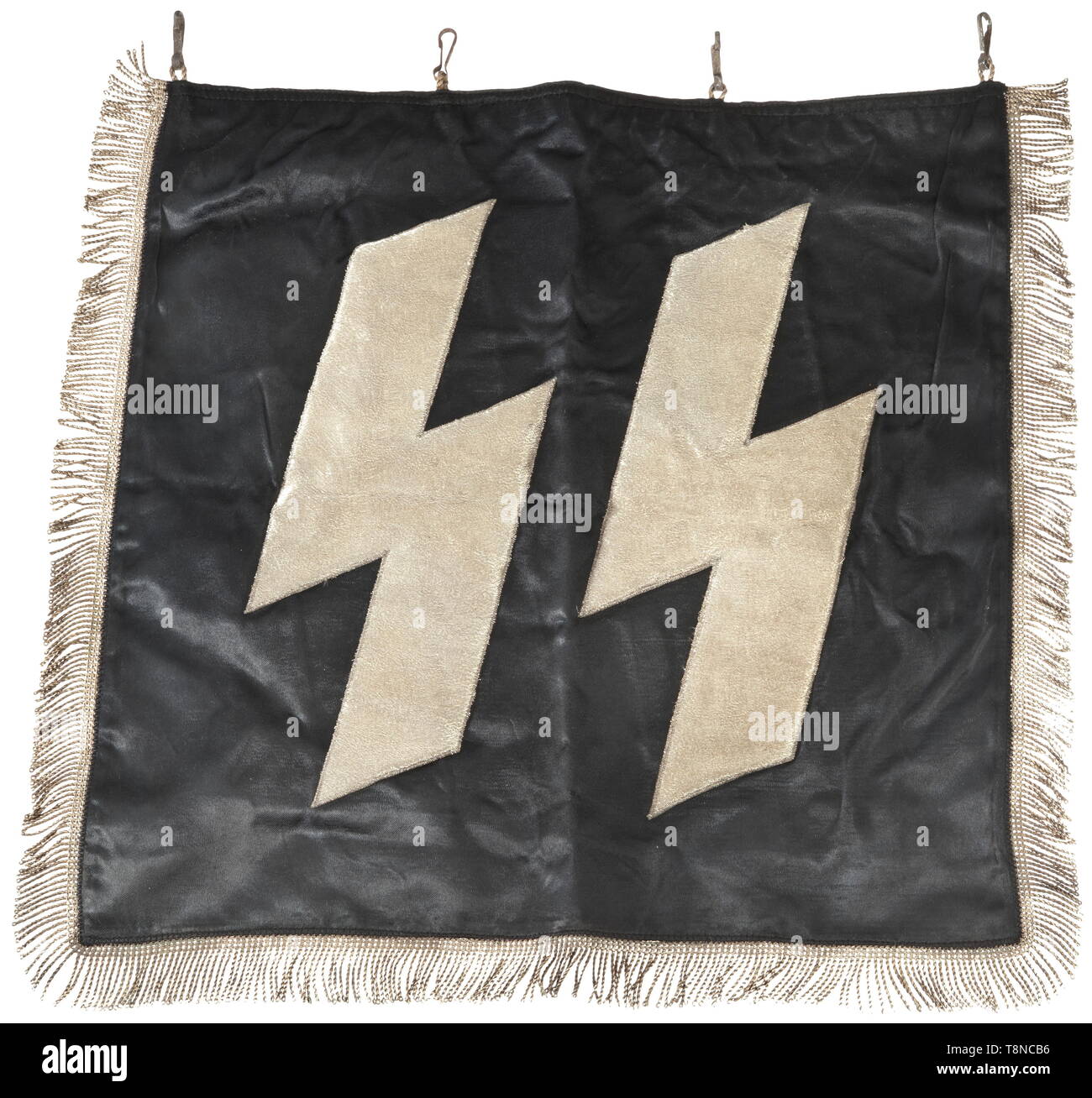 Un cri d'étendard de la Waffen-SS en soie noire, avec de l'argent faites des runes tresse aluminium plaqué argent, brodé sur les deux côtés, et de l'argent, franges sur le côté des frontières. Dimensions 50 x 50 cm., historique, historique du 20e siècle, années 1930, années 1940, Waffen-SS, division de l'armée des SS, un service armé, forces armées, NS, le National-socialisme, le Nazisme, Troisième Reich, l'Empire allemand, l'Allemagne, militaire, militaria, ustensile, pièce de l'équipement, les ustensiles, objet, objets, alambics, clipping, coupures, cut out, cut-out, cut-outs, fascisme, National-socialiste, fasciste, nazi, période nazie, Editorial-Use-seulement Banque D'Images