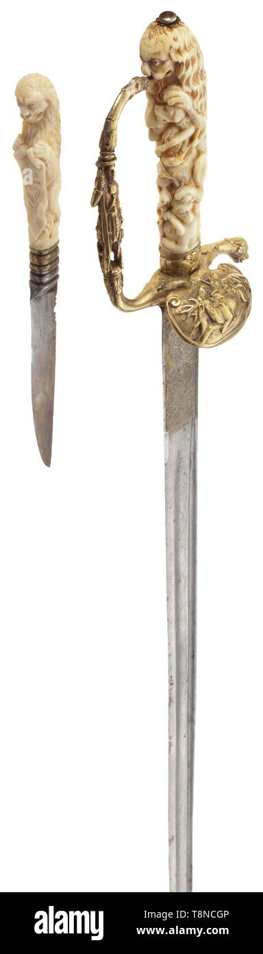 La chasse allemande un cintre avec poignée en ivoire sculpté, 1ère moitié du 18e siècle, tout droit avec lame fullers double des deux côtés et à double tranchant. La racine avec ornements fleur doré gravé sur l'avers et couronné aigle bicéphale sur l'inverse. Fond doré décoré d'allégement de la chasse et un chasseur debout formant la fusée-Bow. Poignée en ivoire sculpté en haut relief dans le style de Michael Maucher, représentant un lion combat avec chiens courants. Fourreau recouvert de cuir, avec en laiton gravé, le médaillon avec inséré par Additional-Rights Clearance-Info-,--Not-Available Banque D'Images La chasse allemande un cintre avec poignée en ivoire sculpté, 1ère moitié du 18e siècle, tout droit avec lame fullers double des deux côtés et à double tranchant. La racine avec ornements fleur doré gravé sur l'avers et couronné aigle bicéphale sur l'inverse. Fond doré décoré d'allégement de la chasse et un chasseur debout formant la fusée-Bow. Poignée en ivoire sculpté en haut relief dans le style de Michael Maucher, représentant un lion combat avec chiens courants. Fourreau recouvert de cuir, avec en laiton gravé, le médaillon avec inséré par Additional-Rights Clearance-Info-,--Not-Available Banque D'Images