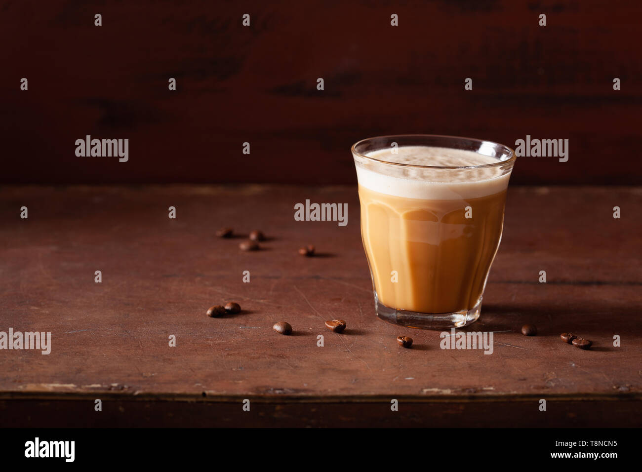 Bulletproof coffee, céto paleo mélangé avec un verre d'huile de coco et de beurre Banque D'Images