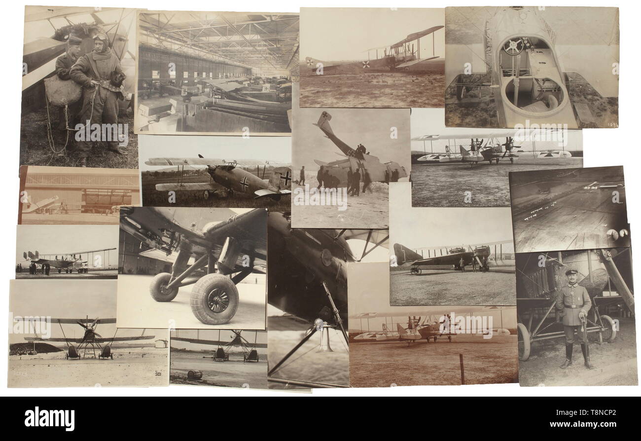Les photos sur l'aviation durant la Première Guerre mondiale aux environs de 130 photos sur l'aviation en Allemagne pendant la Première Guerre mondiale, compilés dans un dossier moderne. Les photos de différentes tailles et surtout sous-titrés. De nombreux détails techniques intéressants avec des biplans, des uniformes, des photos de groupe avec les décorations, les documents sur l'aéronautique. Une liste de soldats de l'Fliegerersatz-Abteilung 10/Böblingen tués en action. Aussi de nombreux tirages photos réalisés entre 1930 et aujourd'hui. En raison de la quantité des photos un dépôt pré-enchères consultez est recommandée., historique, historique, des troupes, des soldats des forces armées, , Editorial-Use-seulement Banque D'Images