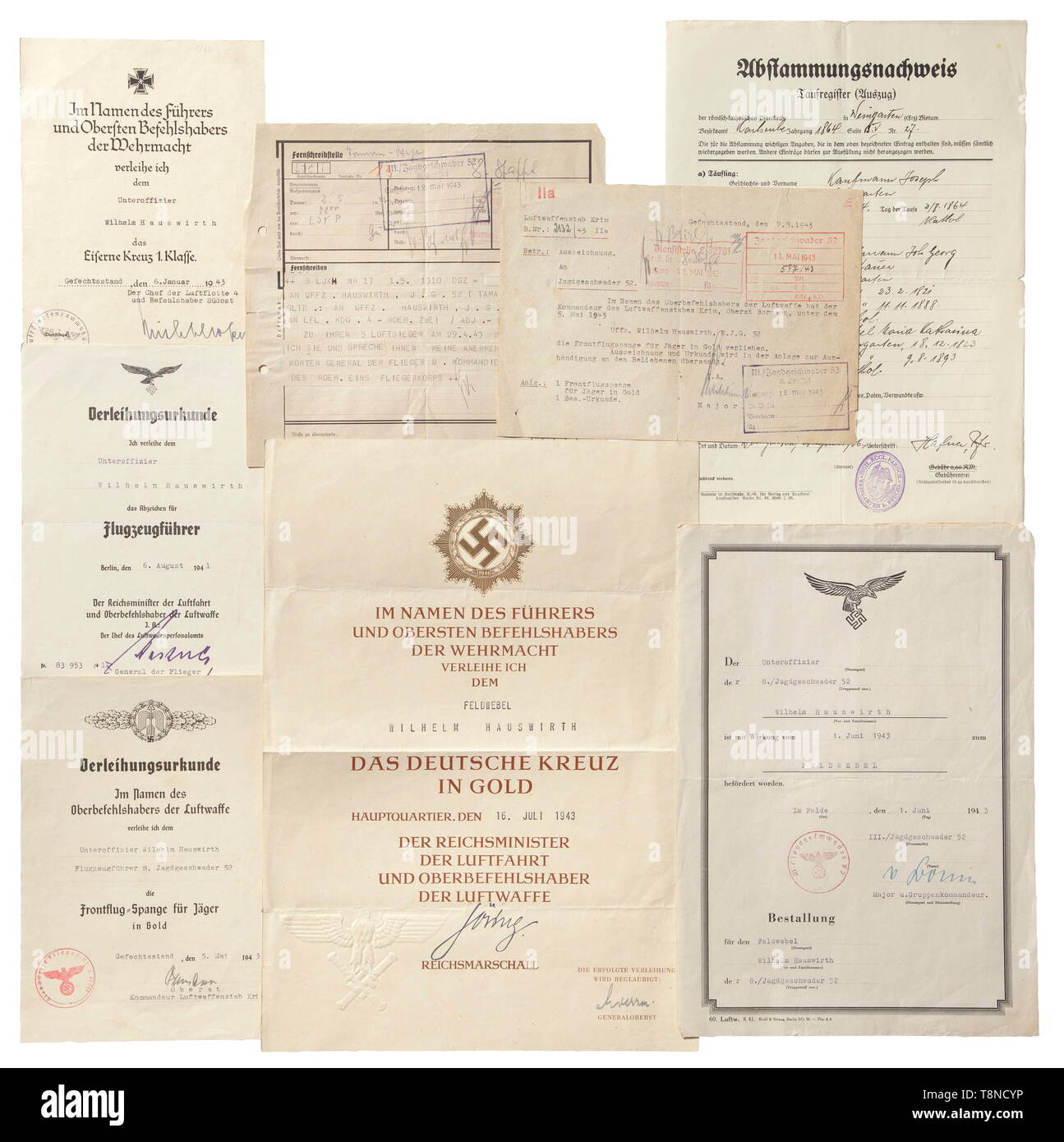 Les certificats de récompense, la possession- et d'autres documents d'un pilote de chasse Wilhelm Hauswirth un grand prix de décoration document pour la Croix allemande en Or datée du 16 juillet 1943, avec sceau estampé, télécopieur et Göring Loerzer original des signatures. La possession d'un document pour la Croix de Fer de 1re classe en date du 6 janvier 1943 avec signature originale Richthofen. Un document pour l'Escadron aux combattants en fermoir or avec lettre d'accompagnement, et une bourse document pour l'insigne de pilote. De plus, deux certificats de nomination et d'autres documents, y compris le très Editorial-Use interestin, seule Banque D'Images