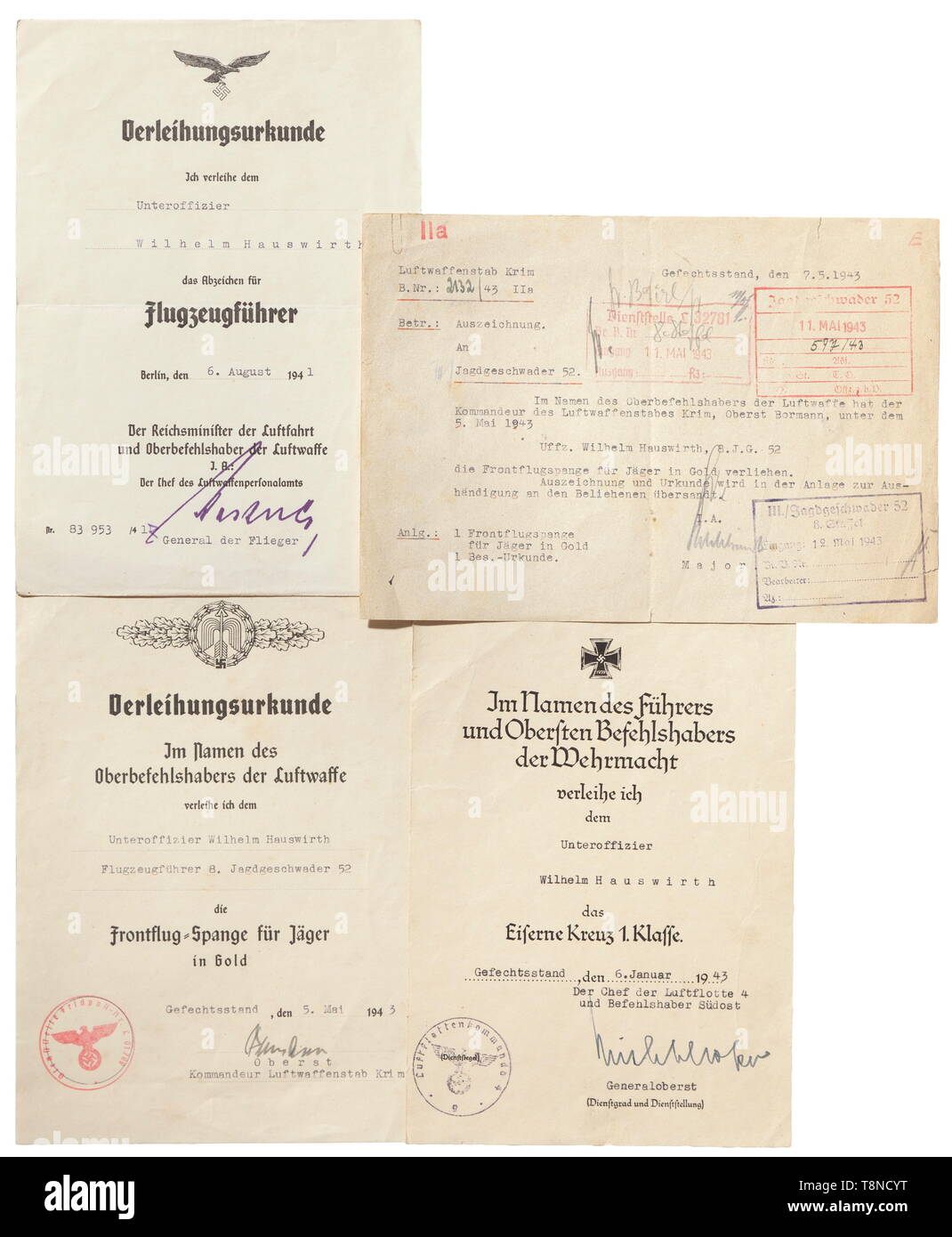 Les certificats de récompense, la possession- et d'autres documents d'un pilote de chasse Wilhelm Hauswirth un grand prix de décoration document pour la Croix allemande en Or datée du 16 juillet 1943, avec sceau estampé, télécopieur et Göring Loerzer original des signatures. La possession d'un document pour la Croix de Fer de 1re classe en date du 6 janvier 1943 avec signature originale Richthofen. Un document pour l'Escadron aux combattants en fermoir or avec lettre d'accompagnement, et une bourse document pour l'insigne de pilote. De plus, deux certificats de nomination et d'autres documents, y compris le très Editorial-Use interestin, seule Banque D'Images
