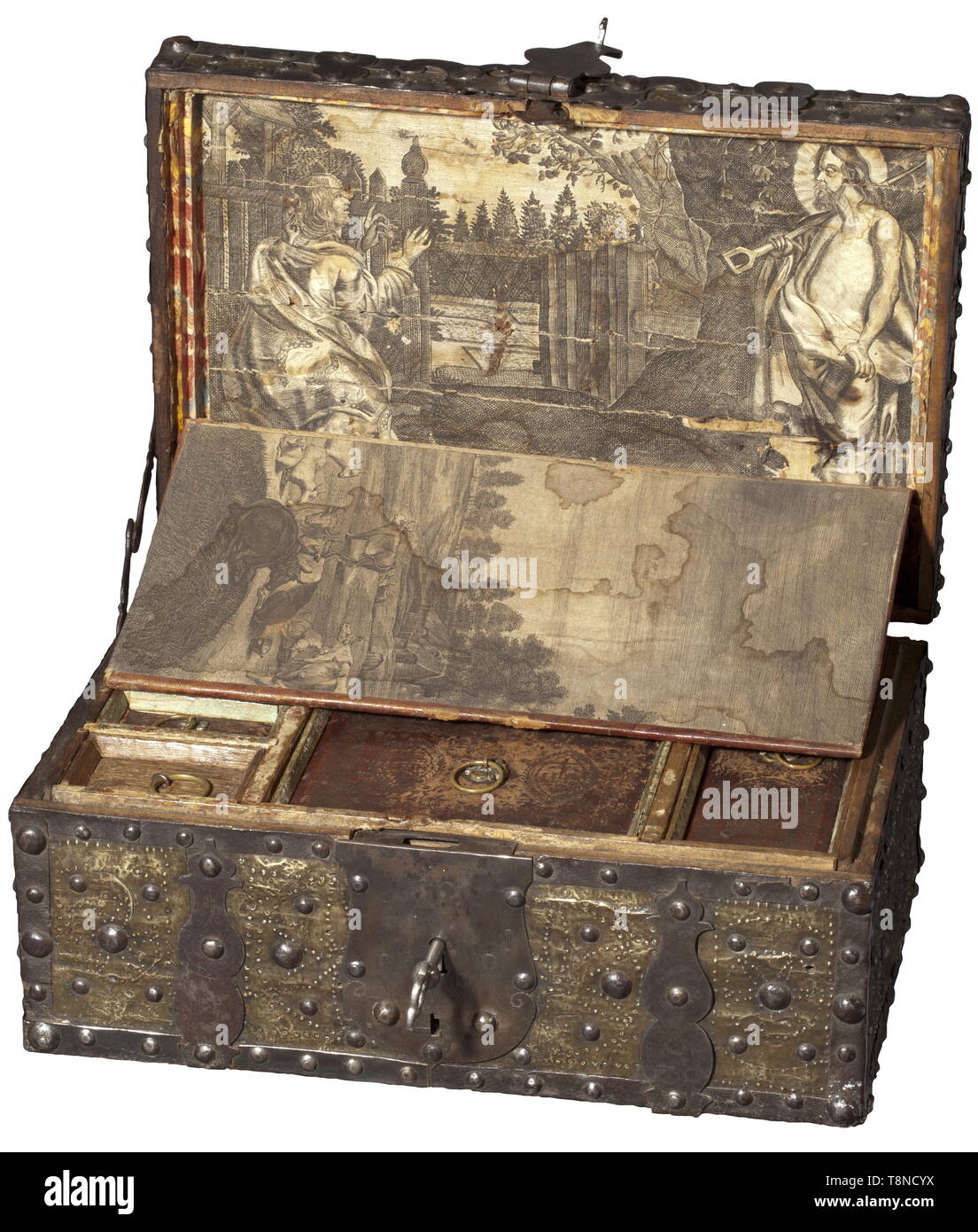 Un coffret d'écriture avec plusieurs compartiments cachés, vers 1680 coffret en bois rectangulaire avec fer riveté strapwork, l'extérieur entièrement recouvert de feuilles en laiton ciselé. Couvercle avec poignée de verrouillage, le couvercle verrouillé avec un mécanisme caché. Remplacé la clé. Poignée de fer mobile. À l'intérieur du couvercle du compartiment une lettre faite de cuir perforé apposé avec images de saints, l'intérieur entièrement couvertes de gravures religieuses. Corps et de l'intérieur fabriqués à partir de bois de hêtre. La partie supérieure de l'écart avec sept boîtes en bois hêtre amovible, chacune avec cuir-, Additional-Rights Clearance-Info-Not-Available- Banque D'Images