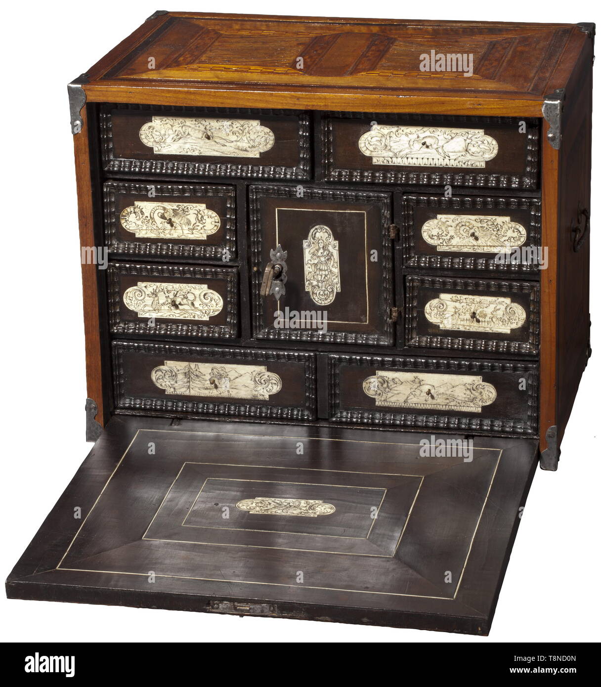 Un cabinet allemand coffret décoration avec des motifs de chasse, vers 1680 bois rectangulaire corps, panneaux décoratifs en chêne, noyer, acajou, l'ANAH et fruitwood marqueterie. Les bords avec des renforts en fer, deux poignées latérales mobiles. Couvercle rabattable verrouillables à l'avant avec clé correspondante. L'intérieur recouvert de bois ebonised et décoré avec des incrustations d'os gravé. Tiroirs et portes encadrées par moulage d'ondulation. Verrouillable porte au centre, entourée de huit tiroirs, avec un grand compartiment ainsi que deux petits tiroirs et une Additional-Rights Clearance-Info com,--Not-Available Banque D'Images