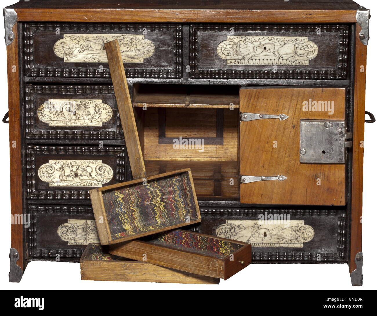 Un cabinet allemand coffret décoration avec des motifs de chasse, vers 1680 bois rectangulaire corps, panneaux décoratifs en chêne, noyer, acajou, l'ANAH et fruitwood marqueterie. Les bords avec des renforts en fer, deux poignées latérales mobiles. Couvercle rabattable verrouillables à l'avant avec clé correspondante. L'intérieur recouvert de bois ebonised et décoré avec des incrustations d'os gravé. Tiroirs et portes encadrées par moulage d'ondulation. Verrouillable porte au centre, entourée de huit tiroirs, avec un grand compartiment ainsi que deux petits tiroirs et une Additional-Rights Clearance-Info com,--Not-Available Banque D'Images