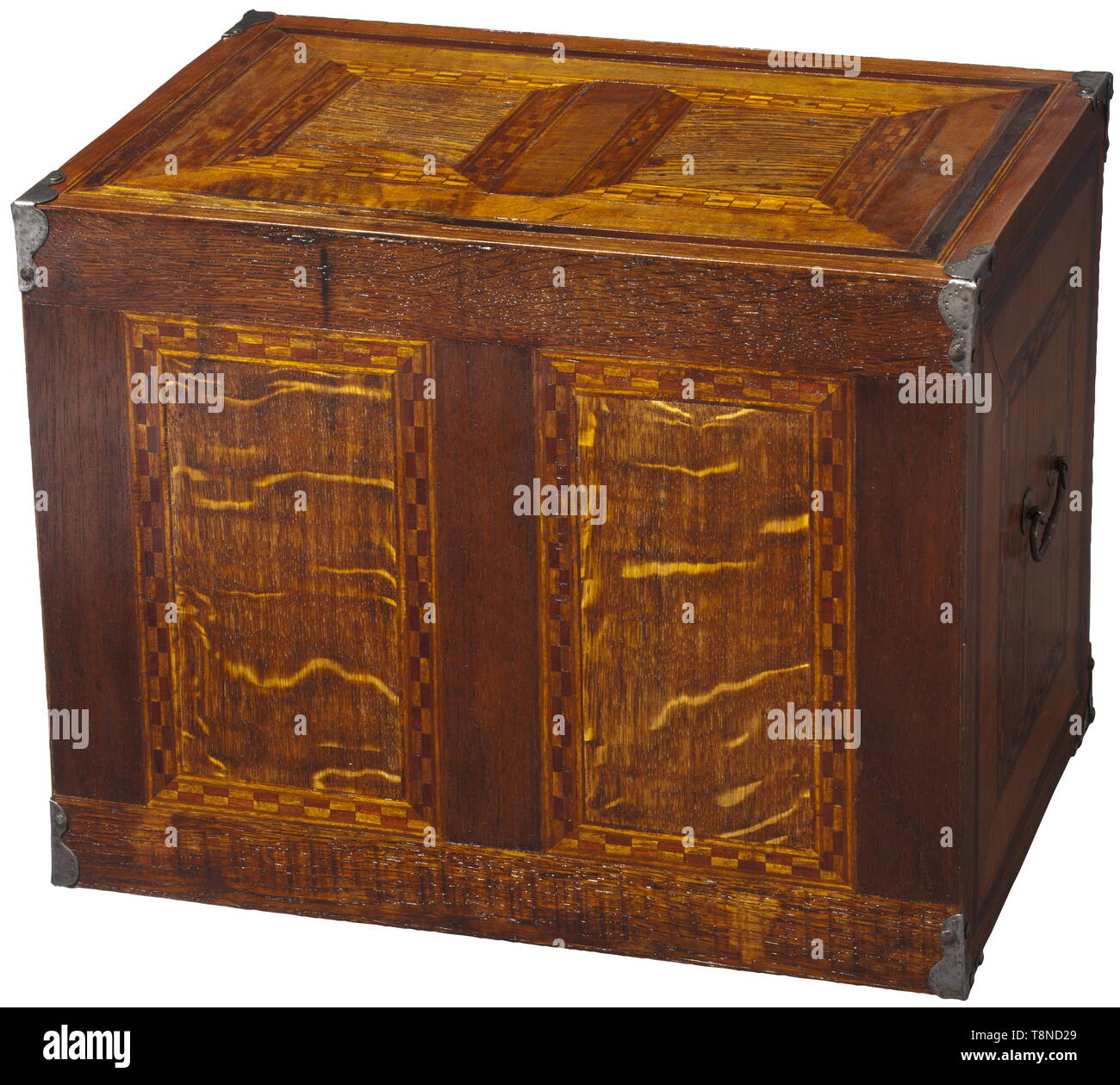 Un cabinet allemand coffret décoration avec des motifs de chasse, vers 1680 bois rectangulaire corps, panneaux décoratifs en chêne, noyer, acajou, l'ANAH et fruitwood marqueterie. Les bords avec des renforts en fer, deux poignées latérales mobiles. Couvercle rabattable verrouillables à l'avant avec clé correspondante. L'intérieur recouvert de bois ebonised et décoré avec des incrustations d'os gravé. Tiroirs et portes encadrées par moulage d'ondulation. Verrouillable porte au centre, entourée de huit tiroirs, avec un grand compartiment ainsi que deux petits tiroirs et une Additional-Rights Clearance-Info com,--Not-Available Banque D'Images