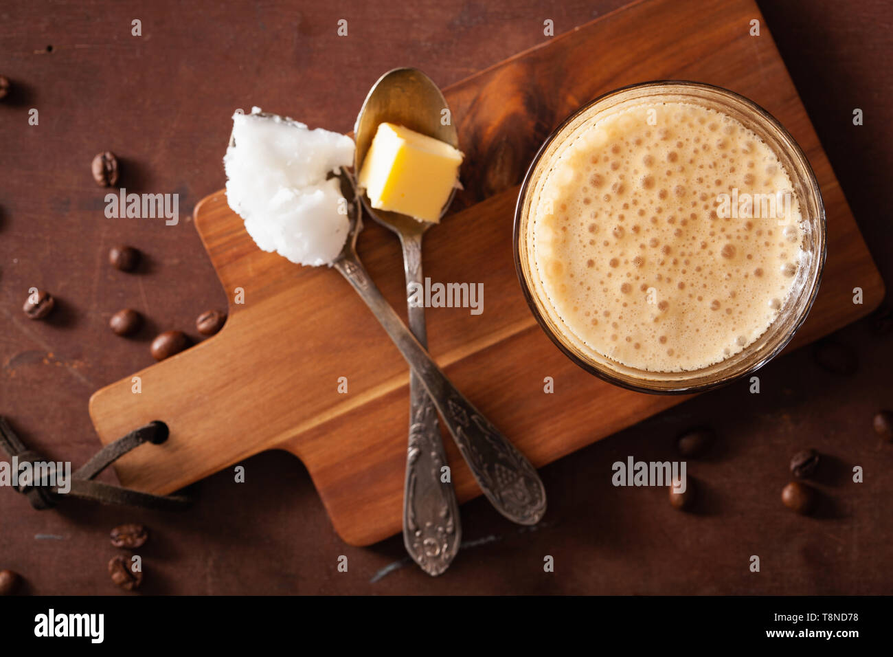 Bulletproof coffee, céto paleo mélangé avec un verre d'huile de coco et de beurre Banque D'Images