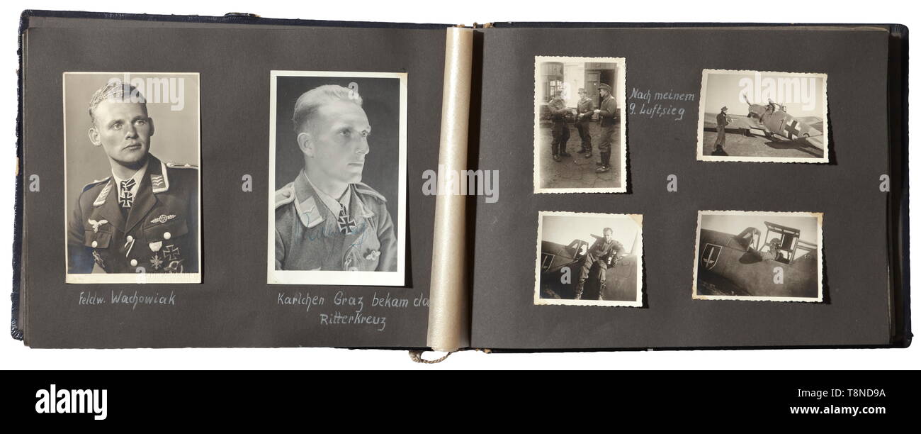 Wilhelm Hauswirth - sa photographie estate Plus de 400 photographies, dont de très intéressantes photos (les armoiries de l'escadron, l'escadron 5 000ème victoire aérienne Hauptmann Rall, Croix de chevalier, gagnant les débarquements crash, etc.). Comprend un album de photographies de la DAR, six photographies grand format de Messerschmitt GmbH et trois journaux de très intéressants de la période 1942-1943 Hauswirth, qui donne de tout déménagement impressions d'un pilote de chasse l'historique de la vie., historique, Air Force, direction du service, les branches de service, le service armé, forces armées, militaire, militaria, l'air, l'Editorial-Use-seulement Banque D'Images