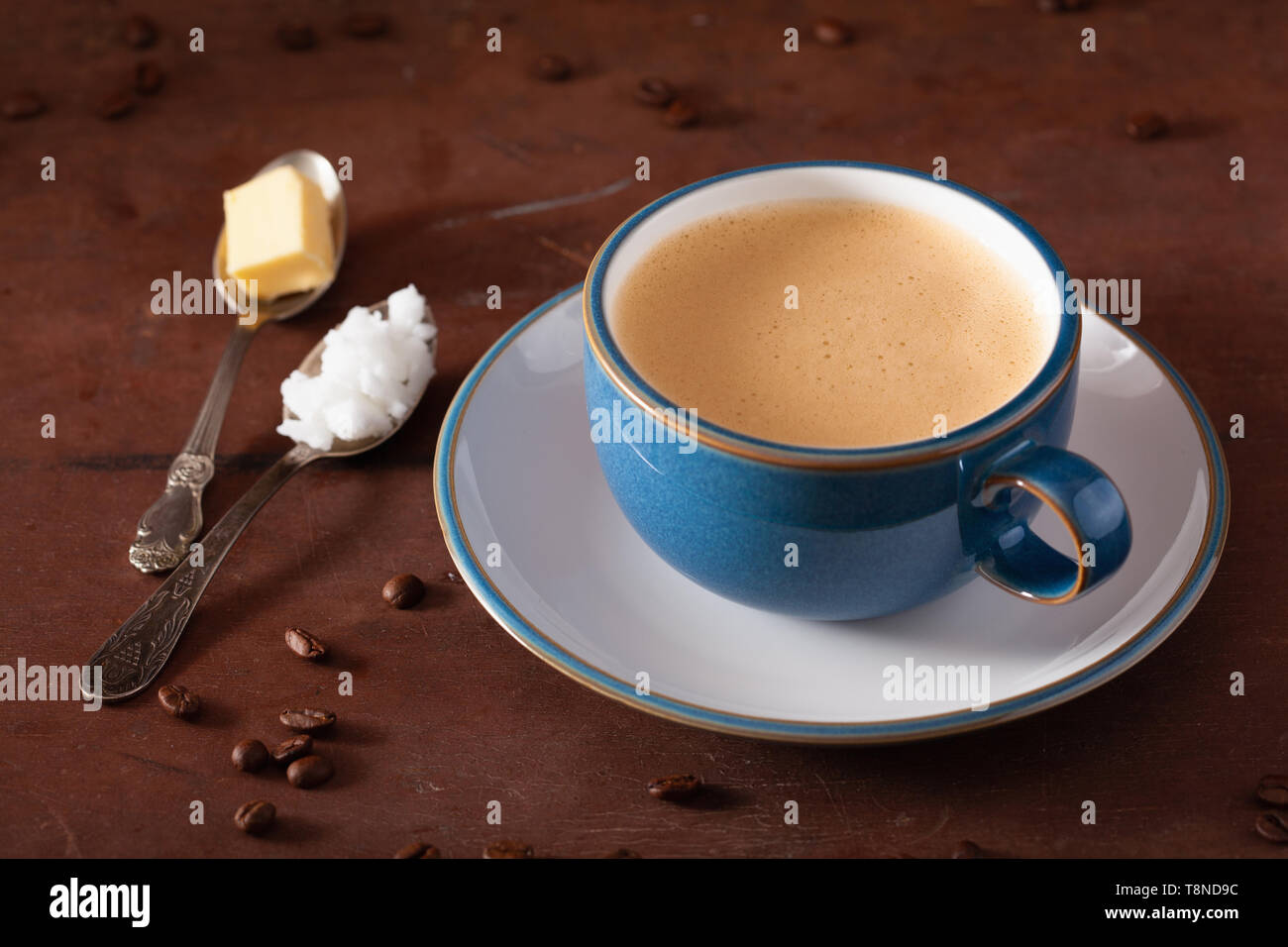 Bulletproof coffee, céto paleo mélangé avec un verre d'huile de coco et de beurre Banque D'Images