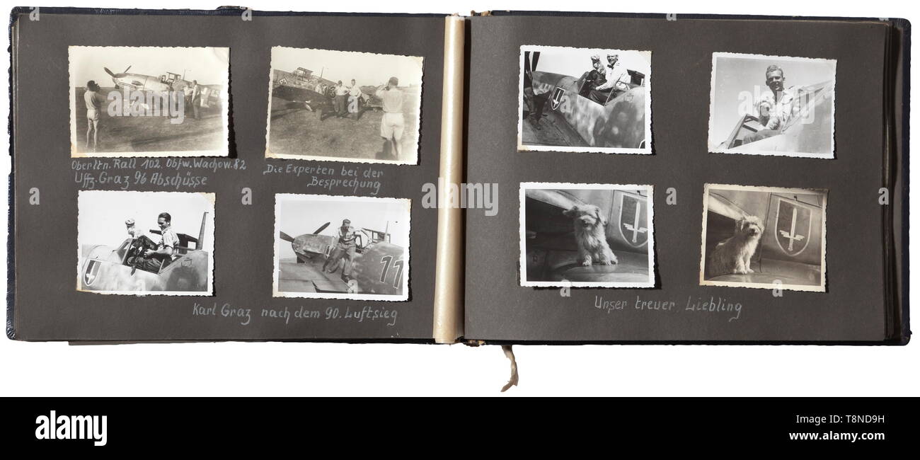Wilhelm Hauswirth - sa photographie estate Plus de 400 photographies, dont de très intéressantes photos (les armoiries de l'escadron, l'escadron 5 000ème victoire aérienne Hauptmann Rall, Croix de chevalier, gagnant les débarquements crash, etc.). Comprend un album de photographies de la DAR, six photographies grand format de Messerschmitt GmbH et trois journaux de très intéressants de la période 1942-1943 Hauswirth, qui donne de tout déménagement impressions d'un pilote de chasse l'historique de la vie., historique, Air Force, direction du service, les branches de service, le service armé, forces armées, militaire, militaria, l'air, l'Editorial-Use-seulement Banque D'Images