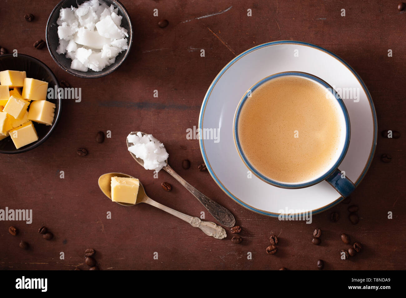 Bulletproof coffee, céto paleo mélangé avec un verre d'huile de coco et de beurre Banque D'Images