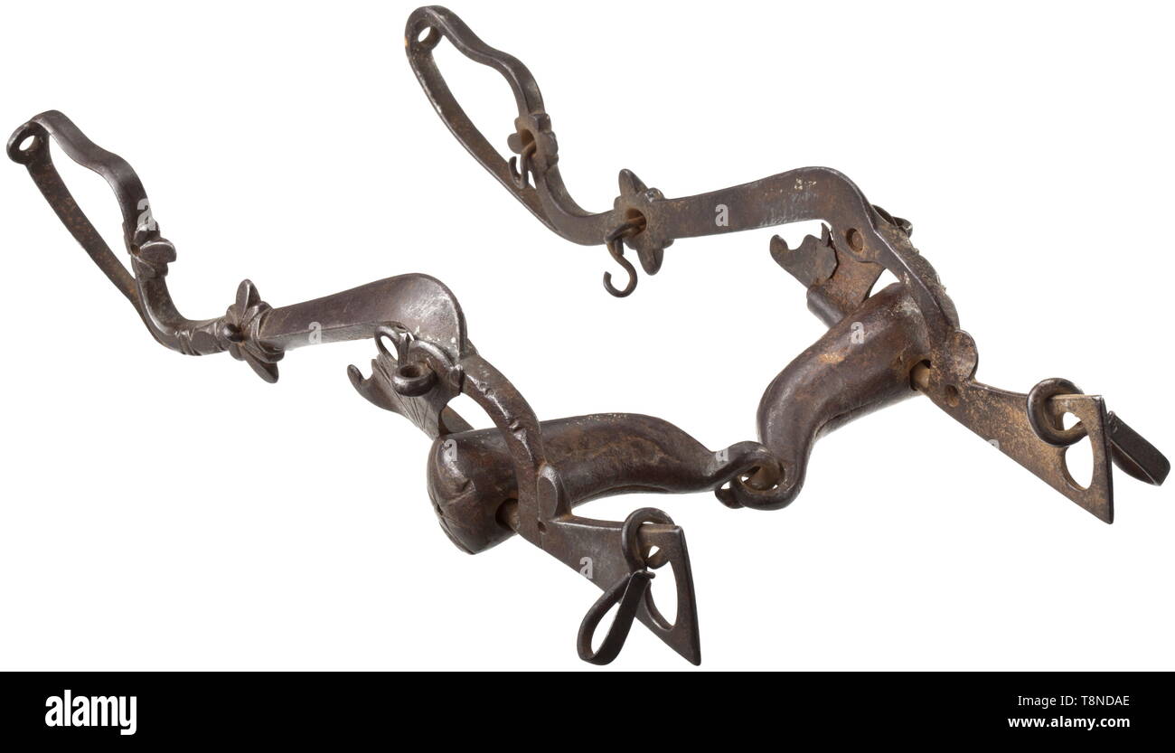 Un snaffle bit français du 17ème siècle, en fer forgé. Bouche conique double-pièces composé de deux pièces, les parties latérales à profil incurvé avec ornements ciselés. Longueur 33 cm., historique, historique du 17e siècle, Additional-Rights Clearance-Info-Not-Available- Banque D'Images Un snaffle bit français du 17ème siècle, en fer forgé. Bouche conique double-pièces composé de deux pièces, les parties latérales à profil incurvé avec ornements ciselés. Longueur 33 cm., historique, historique du 17e siècle, Additional-Rights Clearance-Info-Not-Available- Banque D'Images