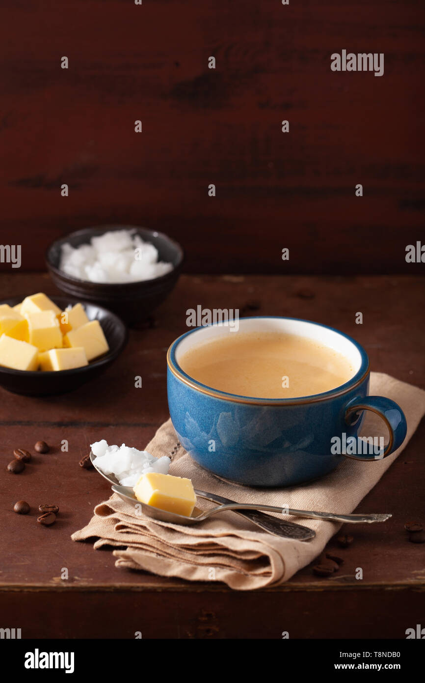 Bulletproof coffee, céto paleo mélangé avec un verre d'huile de coco et de beurre Banque D'Images