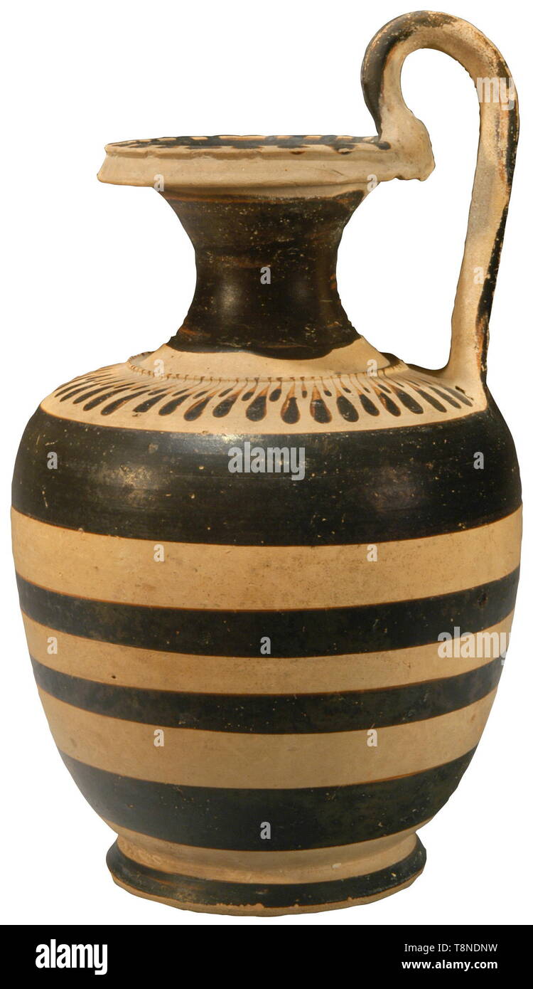 Un Faliscan olpe poterie avec poignée arquée, 4e siècle avant J.-C. avec col en forme d'entonnoir conique, bouche et légèrement évasés pied. Sur l'épaule, frise avec des feuilles longues et courtes, sur la lèvre formule de rayures, sur le corps, deux minces et deux larges bandes. Hauteur 22,6 cm. Provenance : Collection Suisse, acquise en 1961. Cahn, Bâle, 19. Septembre 2008, 105. USA-lot, voir page 5. historique, historique, l'ancien monde, l'antiquité grecque, Hellas, ancien monde, Additional-Rights Clearance-Info-Not-Available- Banque D'Images Un Faliscan olpe poterie avec poignée arquée, 4e siècle avant J.-C. avec col en forme d'entonnoir conique, bouche et légèrement évasés pied. Sur l'épaule, frise avec des feuilles longues et courtes, sur la lèvre formule de rayures, sur le corps, deux minces et deux larges bandes. Hauteur 22,6 cm. Provenance : Collection Suisse, acquise en 1961. Cahn, Bâle, 19. Septembre 2008, 105. USA-lot, voir page 5. historique, historique, l'ancien monde, l'antiquité grecque, Hellas, ancien monde, Additional-Rights Clearance-Info-Not-Available- Banque D'Images