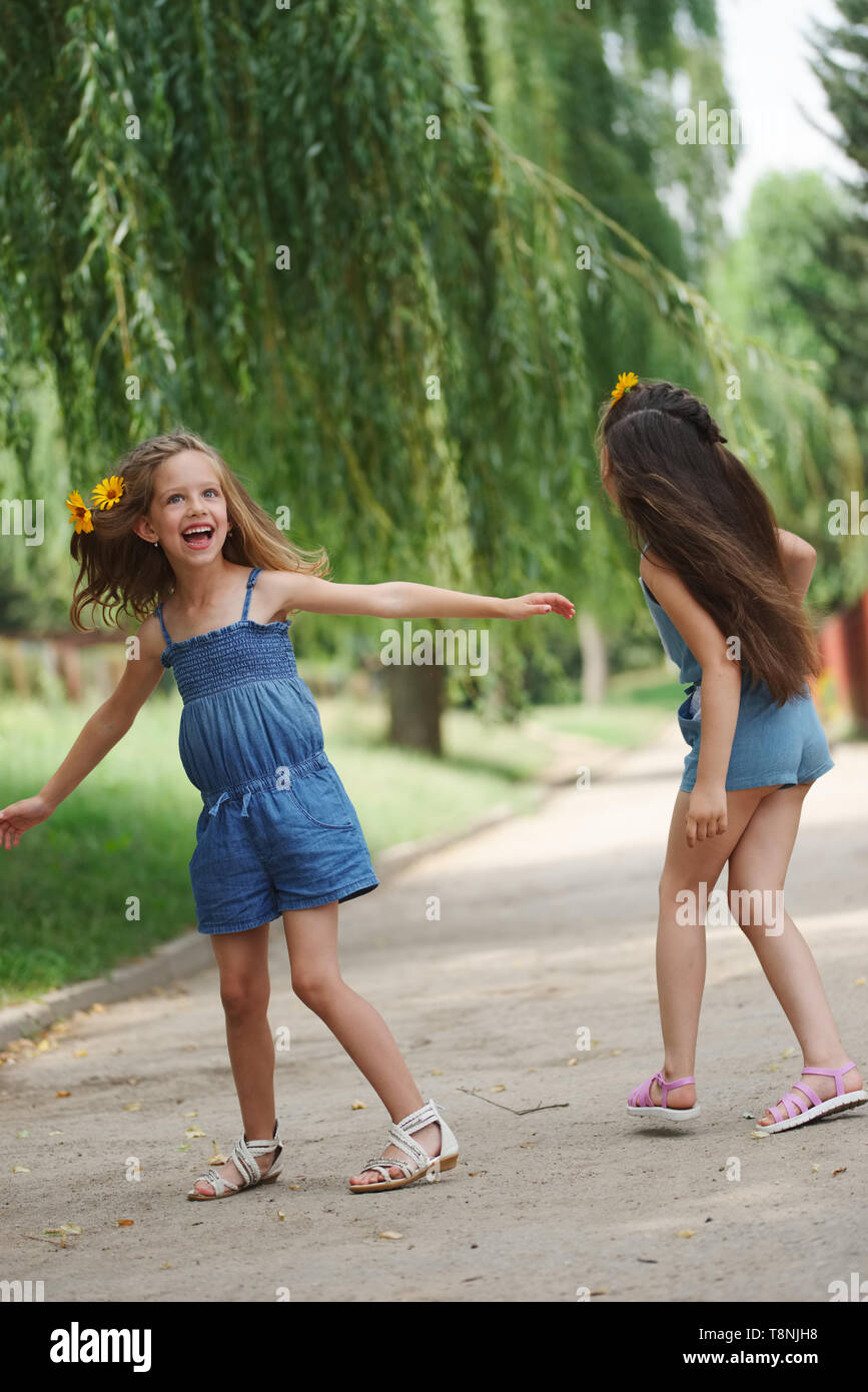 Photo de deux petites filles en parc d'été Banque D'Images