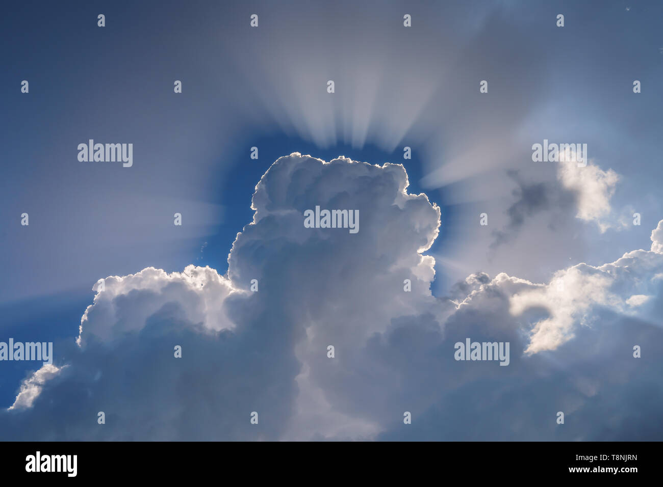 Soleil qui brille à travers les nuages belle céleste dans le ciel Banque D'Images