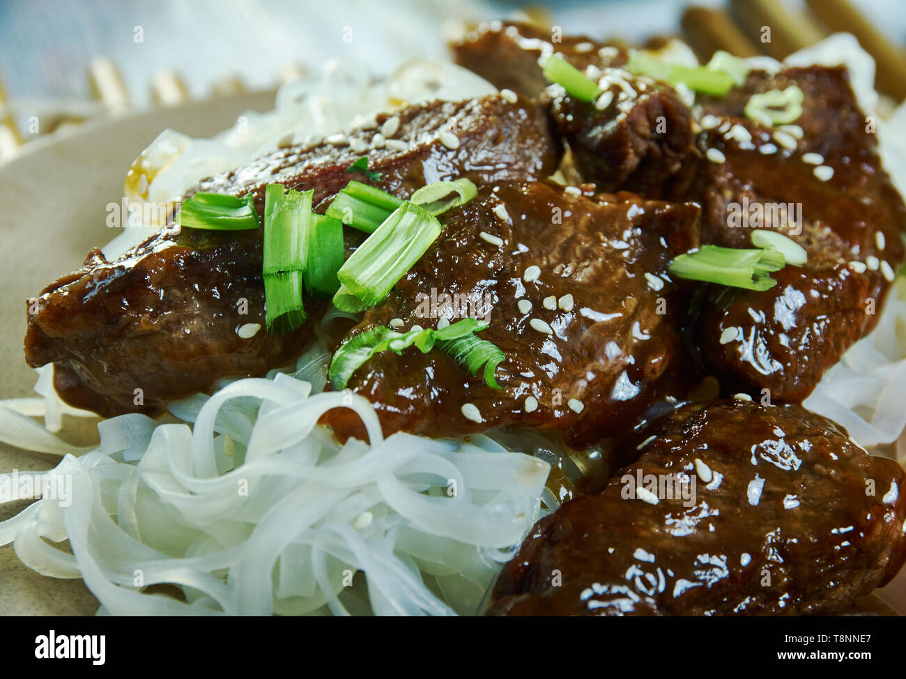 Sriracha Miel Nouilles de riz avec du boeuf mongole Banque D'Images