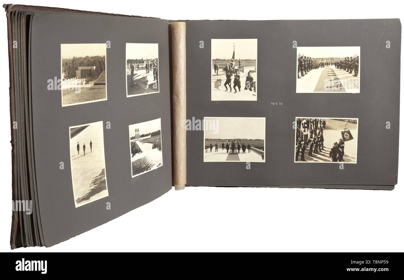 Un album photo du Reich Partie Rallye de l'honneur 1936 album grand format avec couverture en carton, celui-ci inscrit 'Parteitag 1936' et 'propriété de : ...'. Un album unique, spécial, tous les 145 photos (18 x 12 cm) ont été prises par Heinrich Hoffmann. Les photos ont été également utilisées pour l'album stéréoscopique (tr.) 'Reich Partie Rallye de l'honneur 1936'. Ils sont de haute qualité, collés dans l'album et partiellement sous-titrées. Ils montrent les préparatifs de la parade, dans un camp de tentes SS Reichsführer SS Himmler H., visiter des membres de la Leibstandarte Adolf Hitler. Rudolf Heß, Gauleiter, Editorial-Use-seulement Banque D'Images
