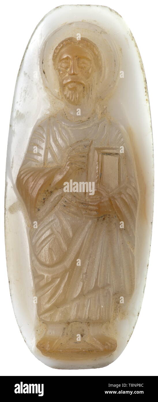 Double-face une agate byzantin caméo, 6ème - 8ème siècle de notre ère sur la longueur avec camée ovale en demi-relief et agate rougeâtre verdâtre, respectivement. L'avers avec une représentation du Christ avec une auréole et une bible. L'inverse avec un portrait d'Hélène, mère de Constantin le Grand, surmonté d'un crucifix. Taille 51 x 22 mm. Provenance : Collection privée autrichienne, acquis dans les années 90., historique, historique moyen-âge, Additional-Rights Clearance-Info-Not-Available- Banque D'Images