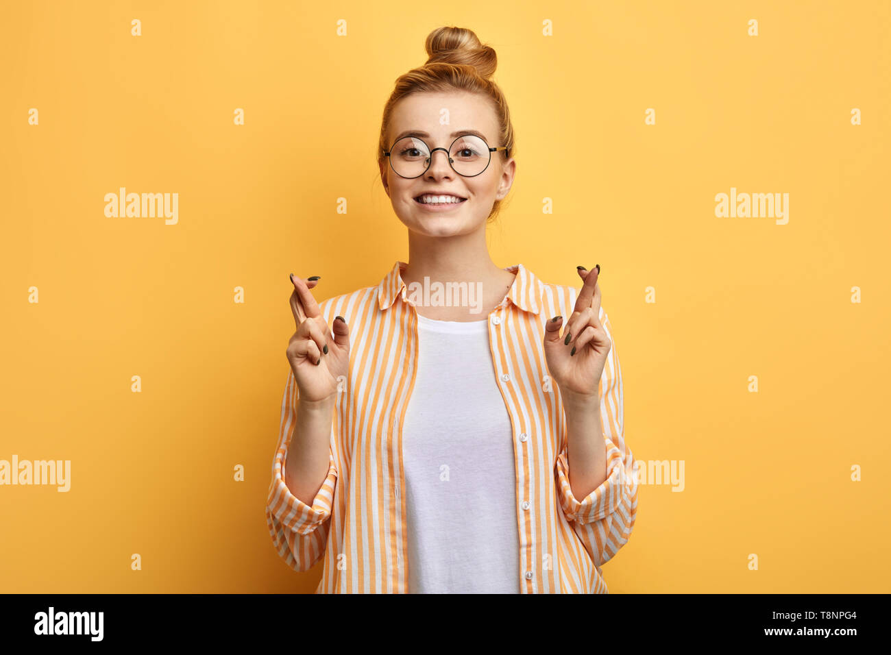 Jeune Femme Gaie En Chemise Rayee Blanc T Shirt Traversant Ses Doigts Et Souhaitant Bonne Chance Dans L Examen Concept Geste Photo Stock Alamy