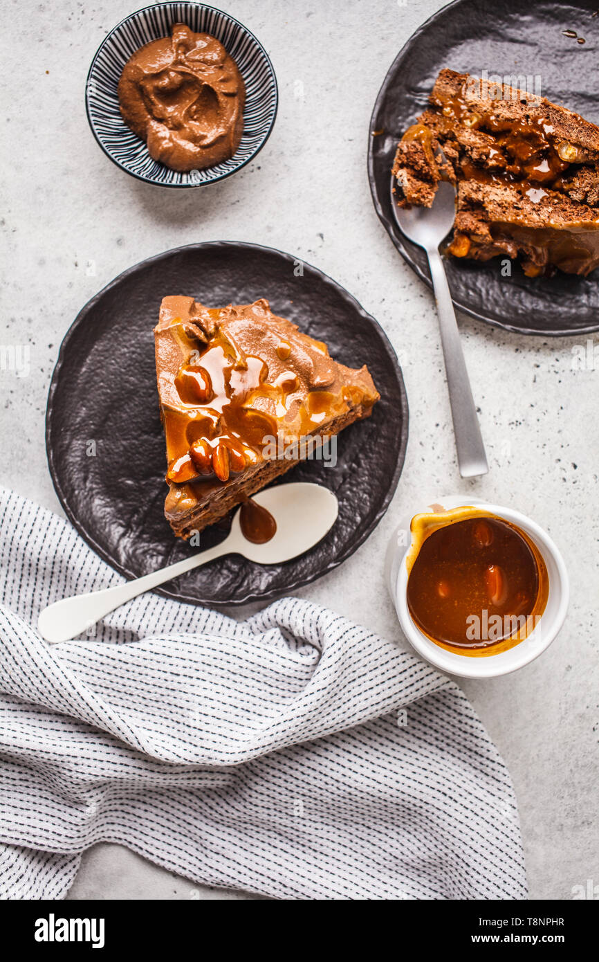 Morceaux De Snickers Maison Gateau Au Chocolat Et Caramel Creme Noire Sur Une Soucoupe Fond Blanc Vue Du Dessus Photo Stock Alamy