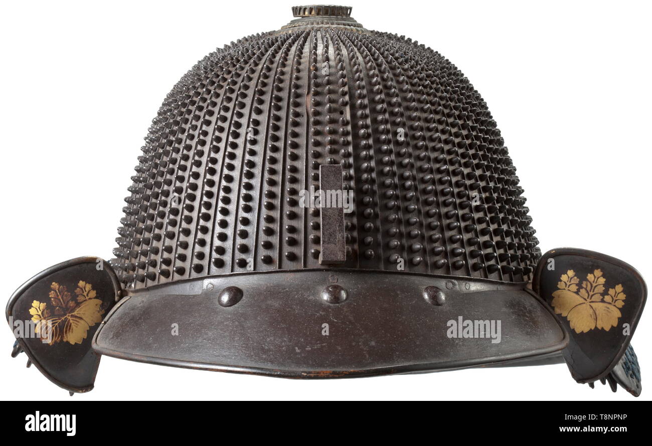 Un Japonais kabuto koboshi, fin de la période Edo Koboshi kabuto de 62 plaques avec kanemono tehen en quatre étapes. Pas de signature. Cinq-lame kitsuke kozane hineno-shikoro konito avec tressage de couleur claire. Fukigaeshi Palownia avec mon. Des signes de vieillissement et de l'utilisation, en partie avec des remplacements inexpert et les réparations. Poids 2,18 kg, historique historique., Japonais, Asiatique, Asie, Extrême-Orient, objet, objets, alambics, clipping, coupures, cut out, cut-out, cut-outs, 19e siècle, Additional-Rights Clearance-Info-Not-Available- Banque D'Images