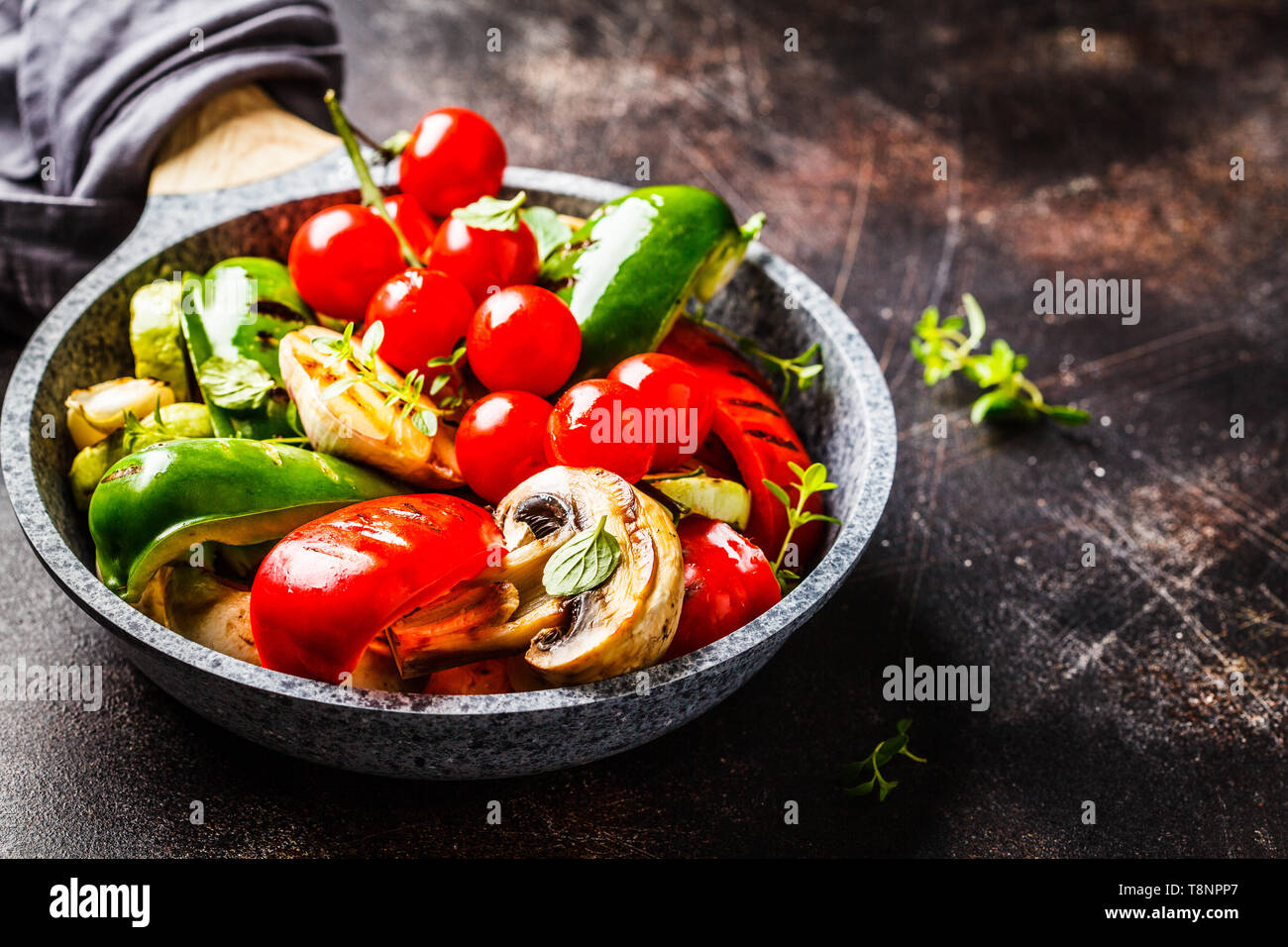 Légumes grillés (poivrons, courgettes, les champignons et les tomates dans une casserole. La nourriture végétalienne saine concept. Banque D'Images
